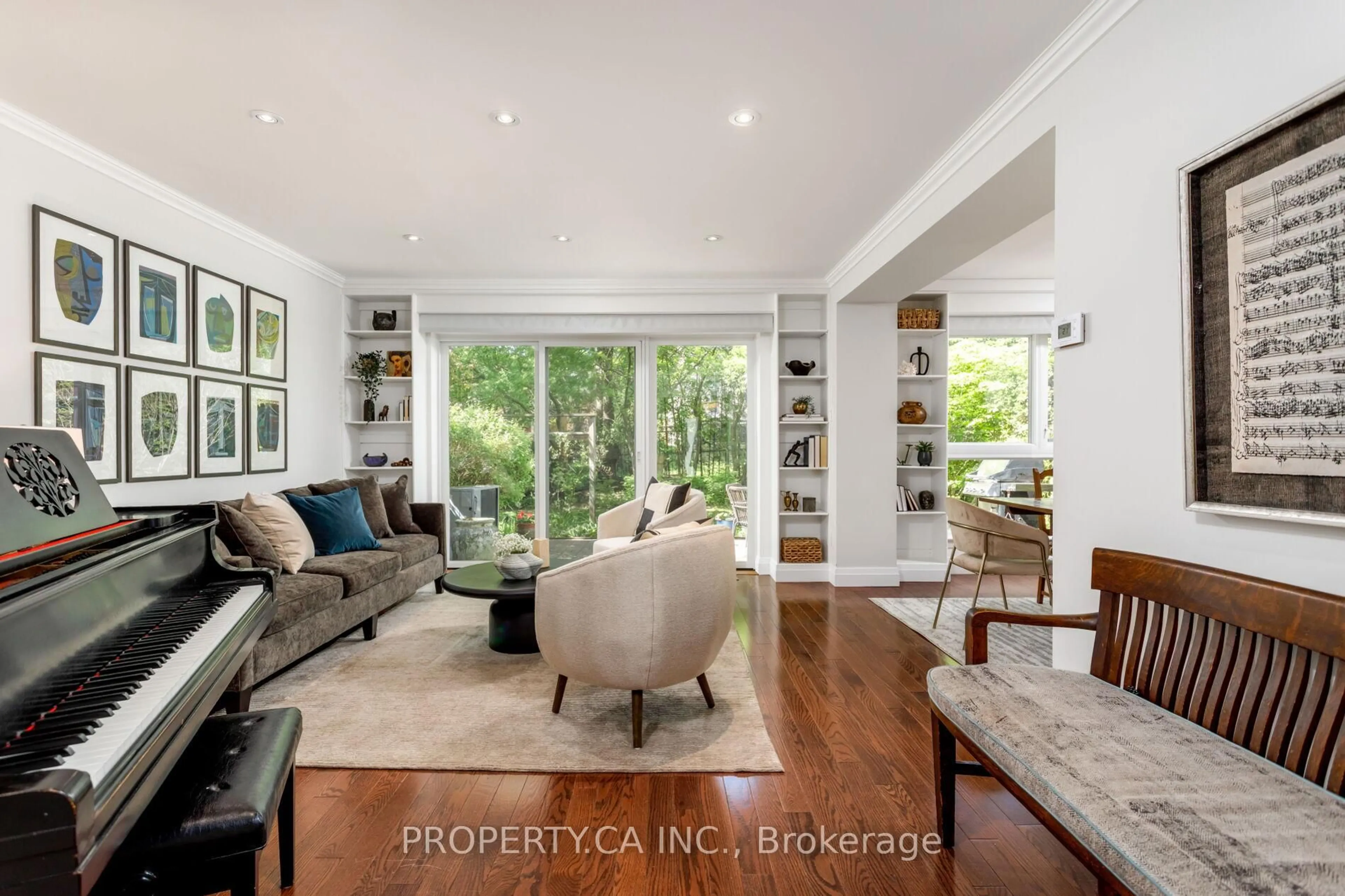 Living room with furniture, wood/laminate floor for 32 Crimson Millway, Toronto Ontario M2L 1T6