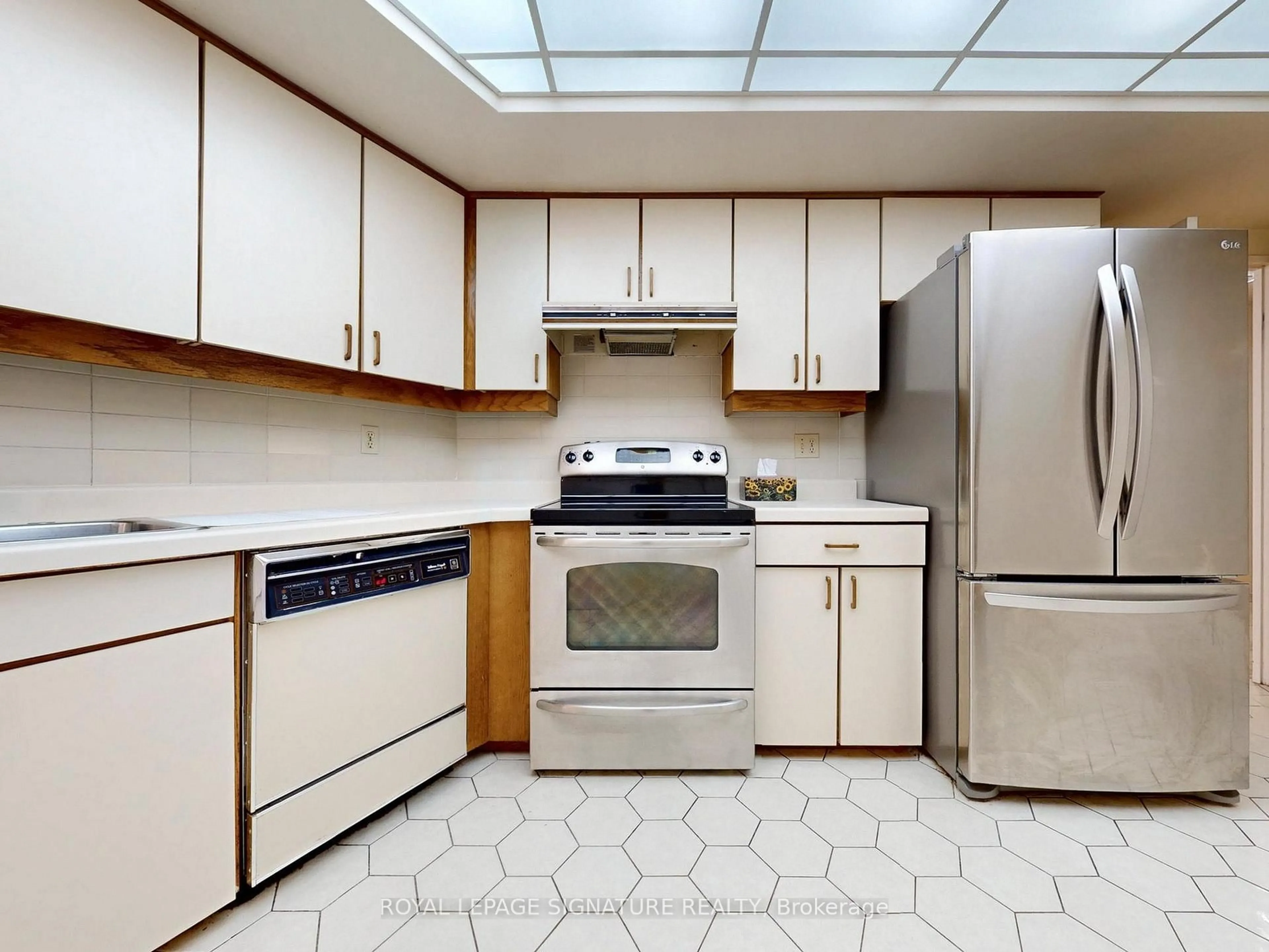 Standard kitchen, ceramic/tile floor for 85 Skymark Dr #1001, Toronto Ontario M2H 3P2