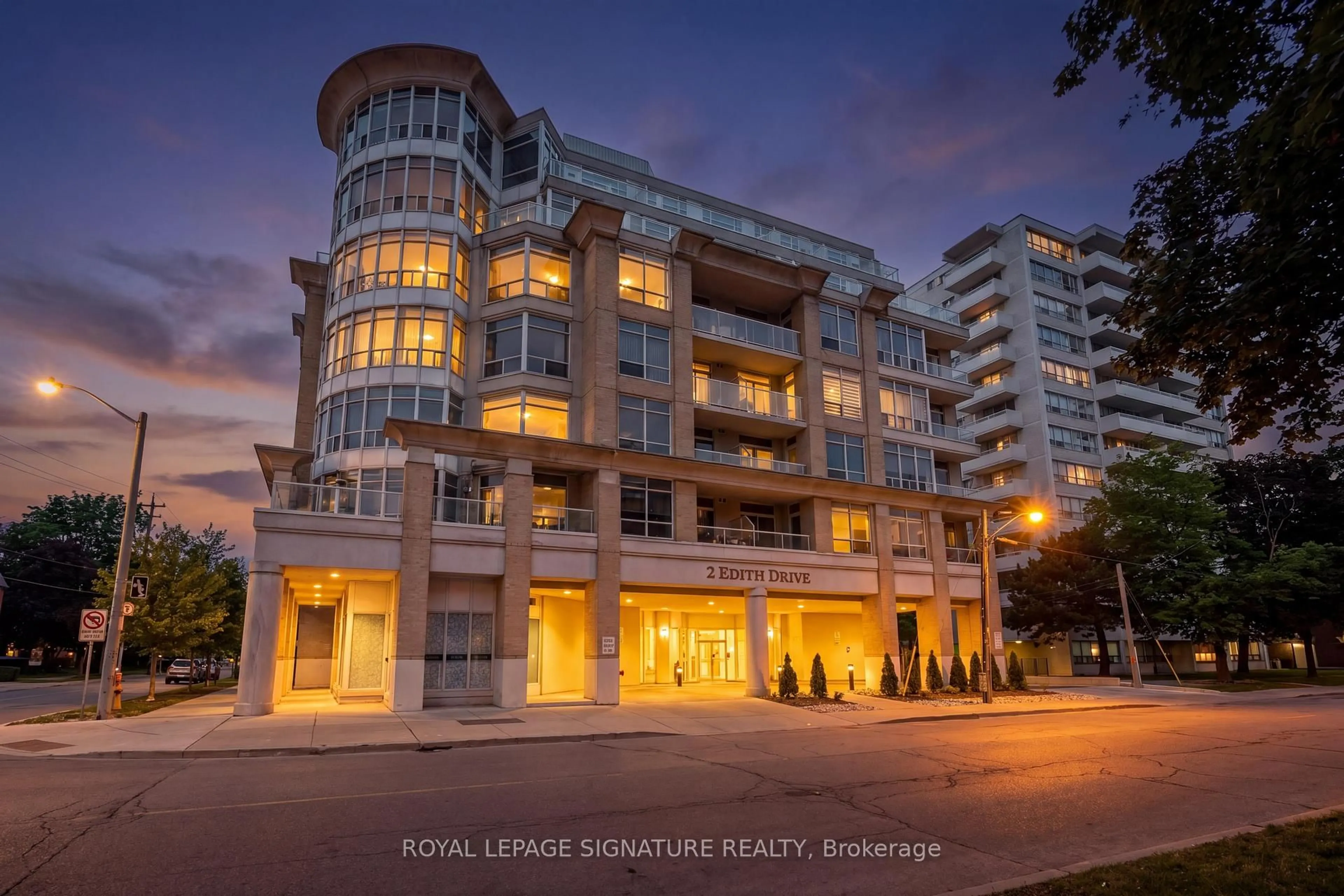 Indoor foyer for 2 Edith Dr #307, Toronto Ontario M4R 2H7