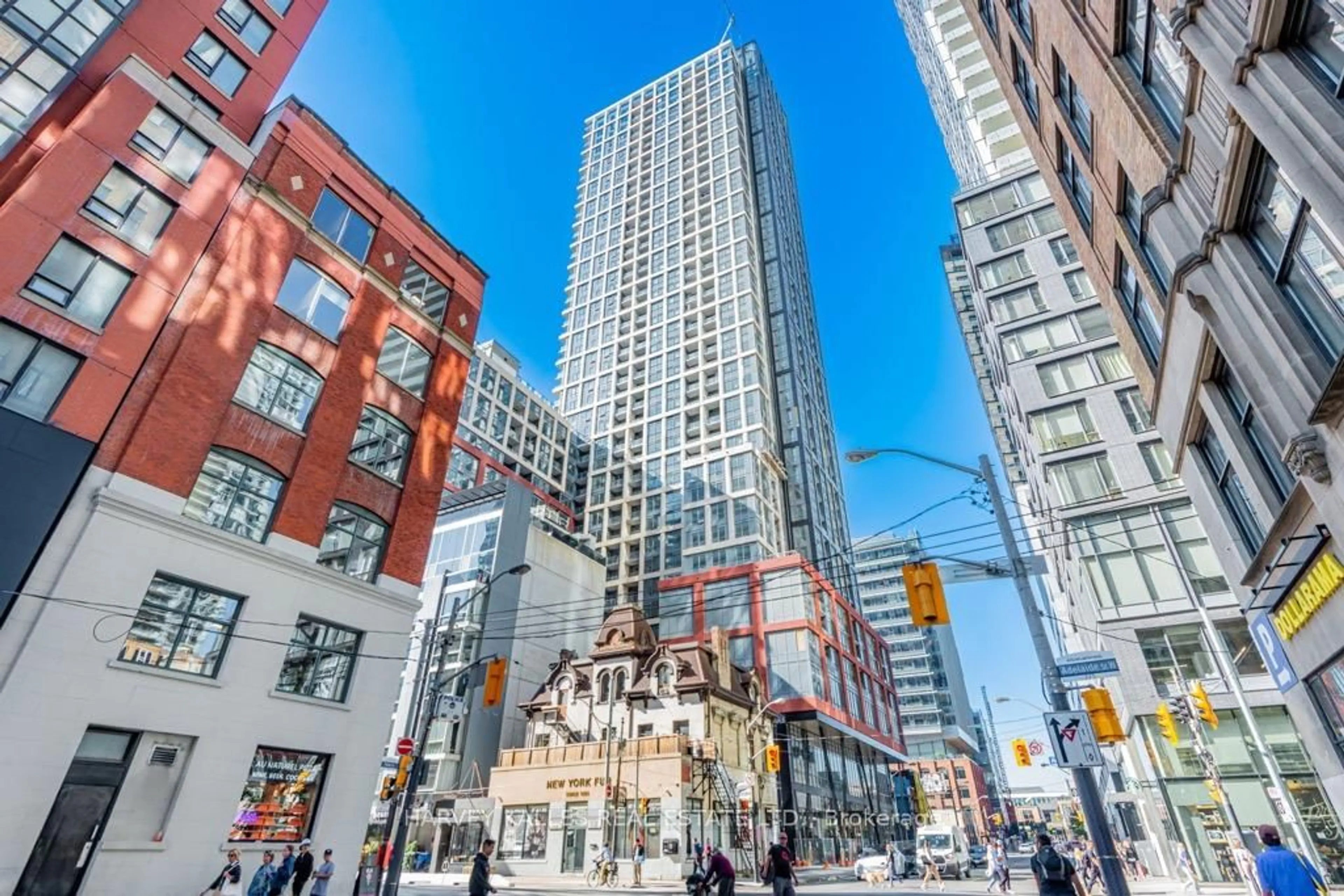 Patio, building for 108 Peter St #4007, Toronto Ontario M5V 0W2
