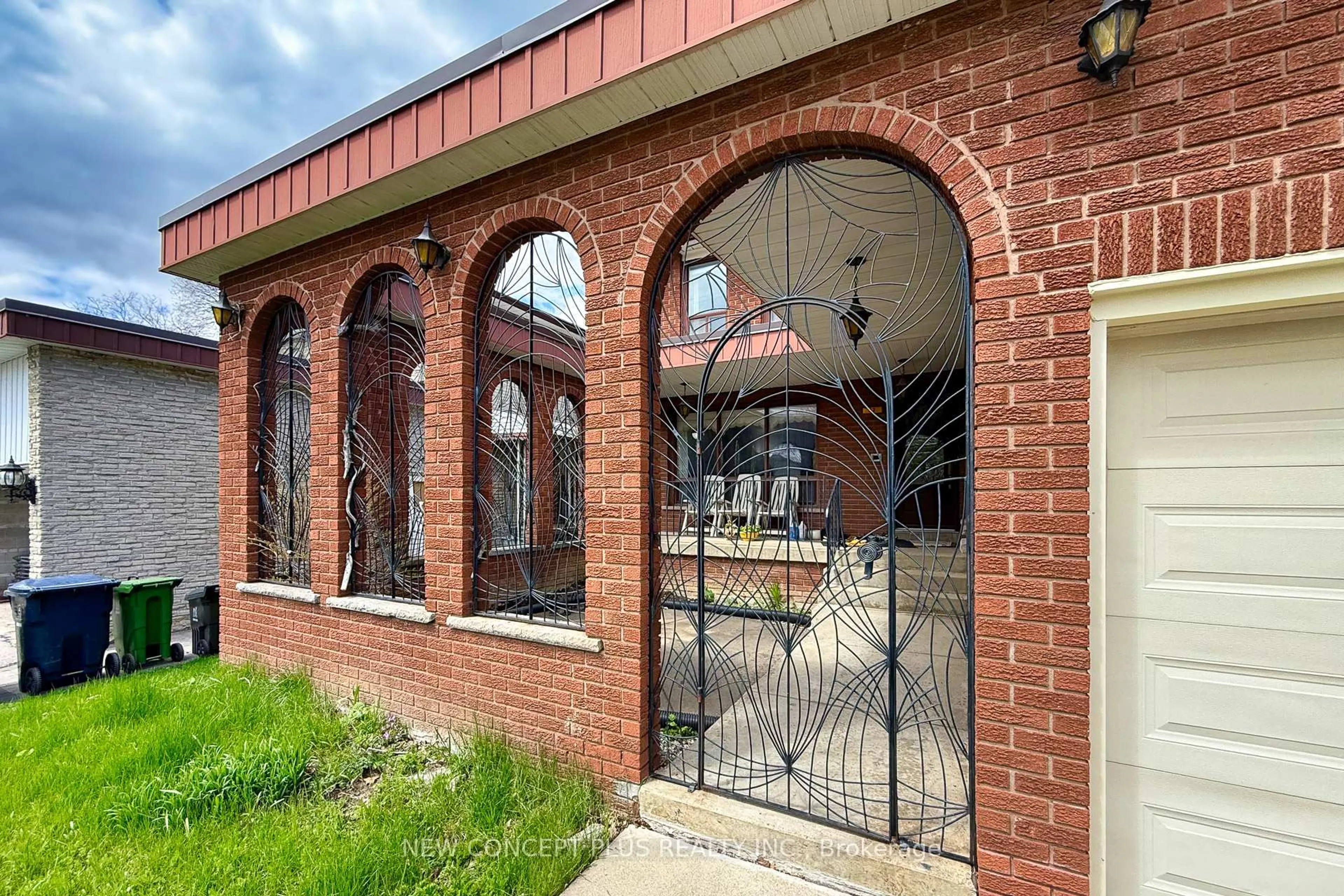 Home with brick exterior material, building for 92 Charlton Blvd, Toronto Ontario M2M 1B9