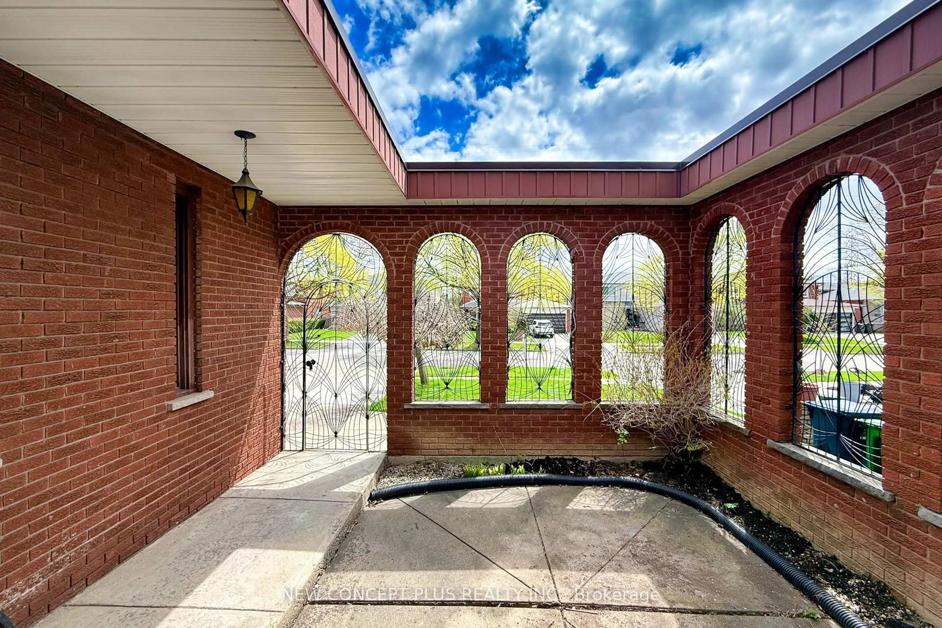Indoor foyer for 92 Charlton Blvd, Toronto Ontario M2M 1B9