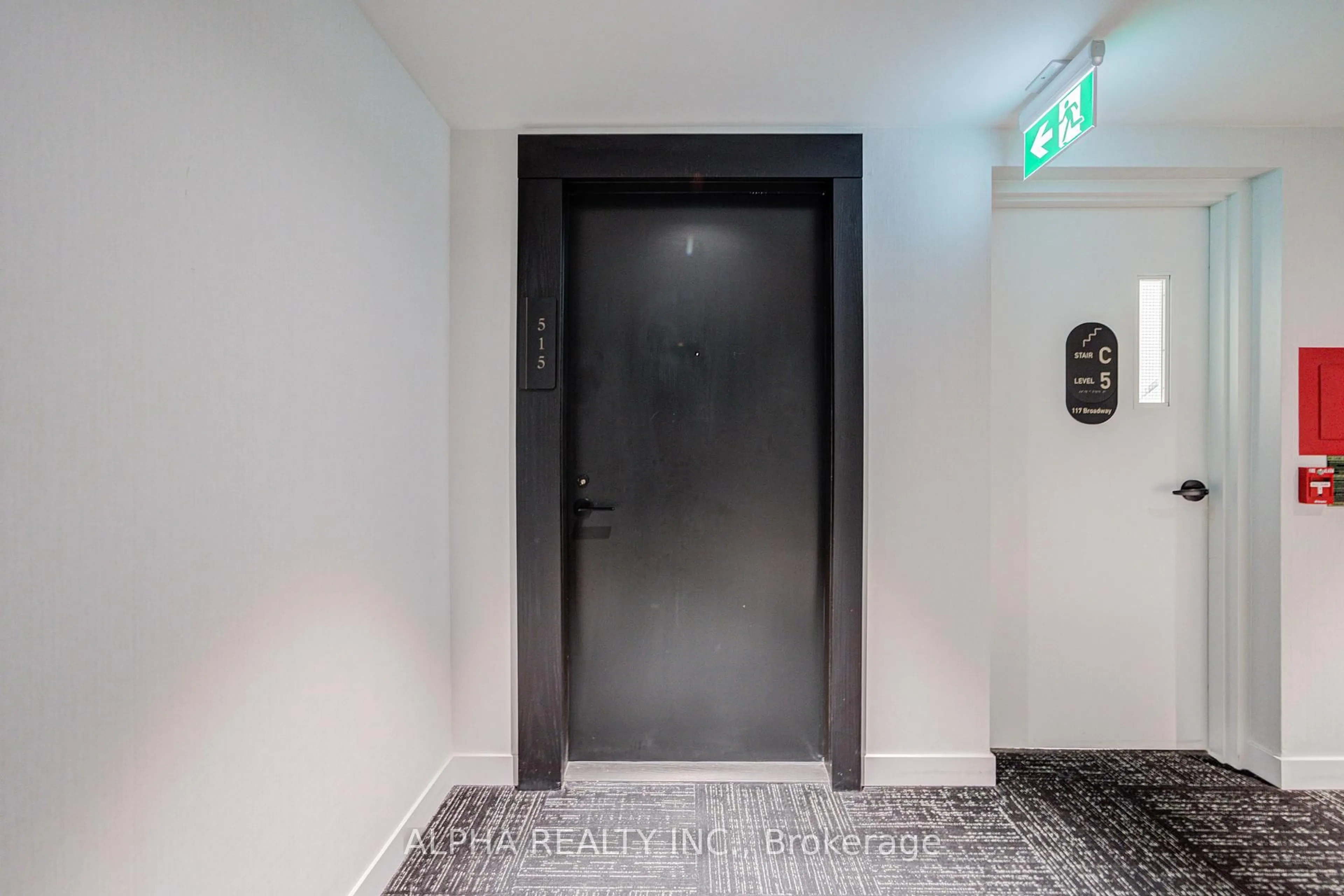 Indoor foyer for 117 Broadway Ave #515, Toronto Ontario M4P 1V3