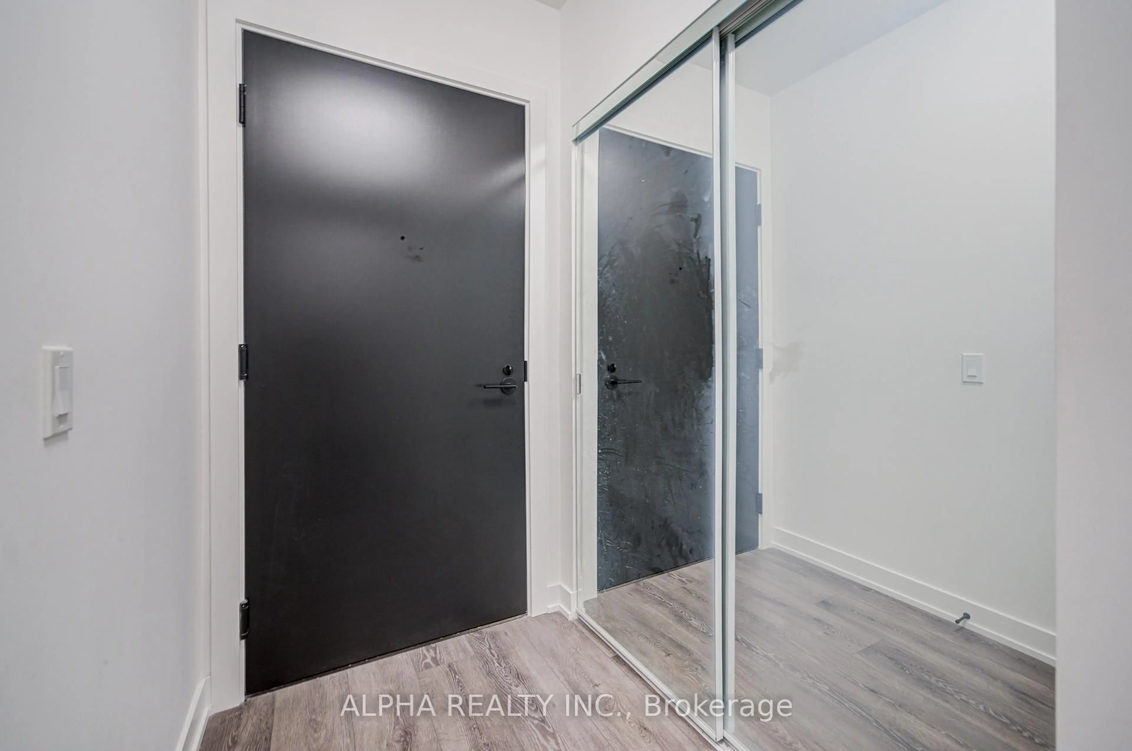 Indoor entryway for 117 Broadway Ave #515, Toronto Ontario M4P 1V3