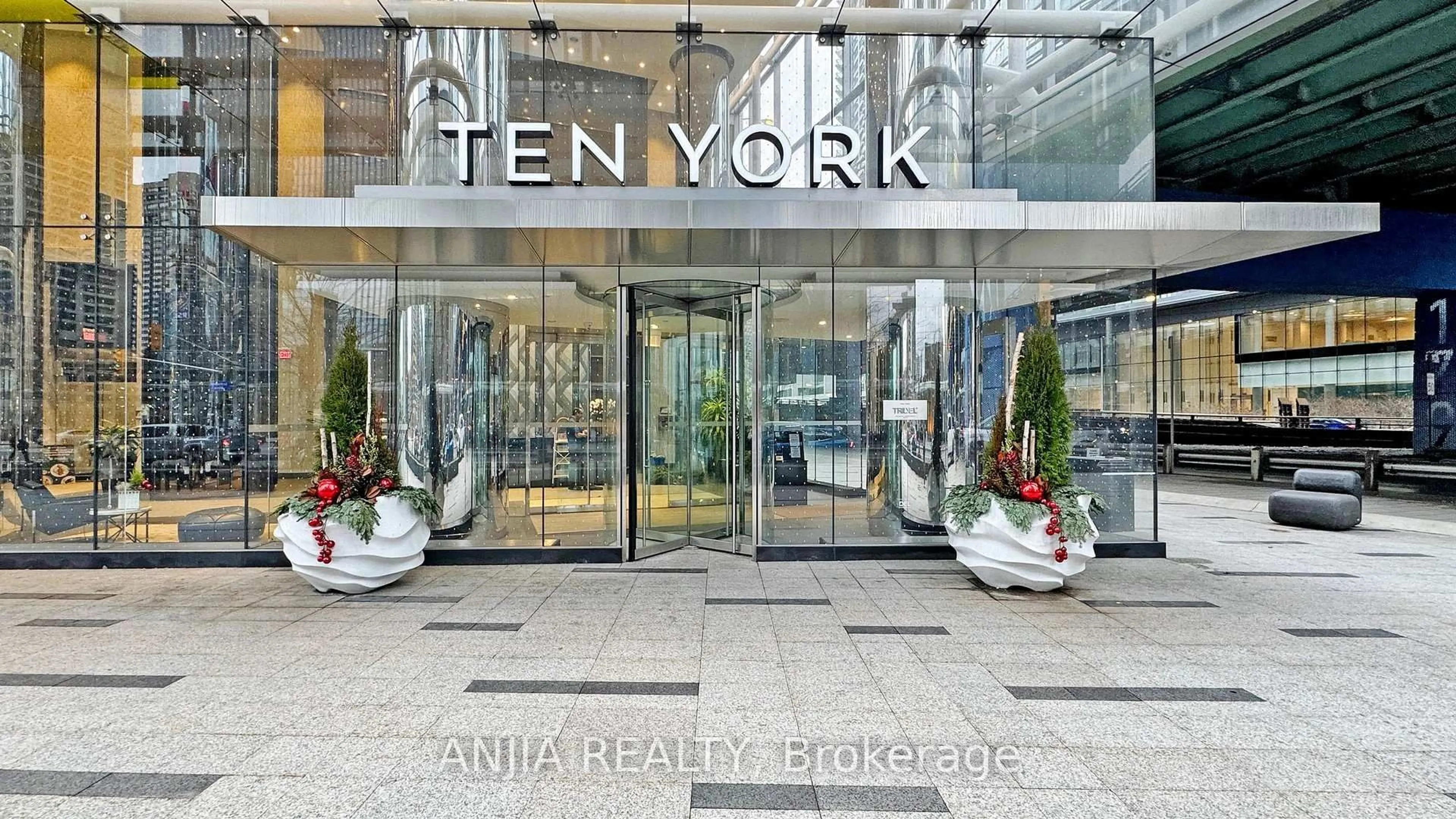 Indoor foyer for 10 York St #5608, Toronto Ontario M5J 0E1