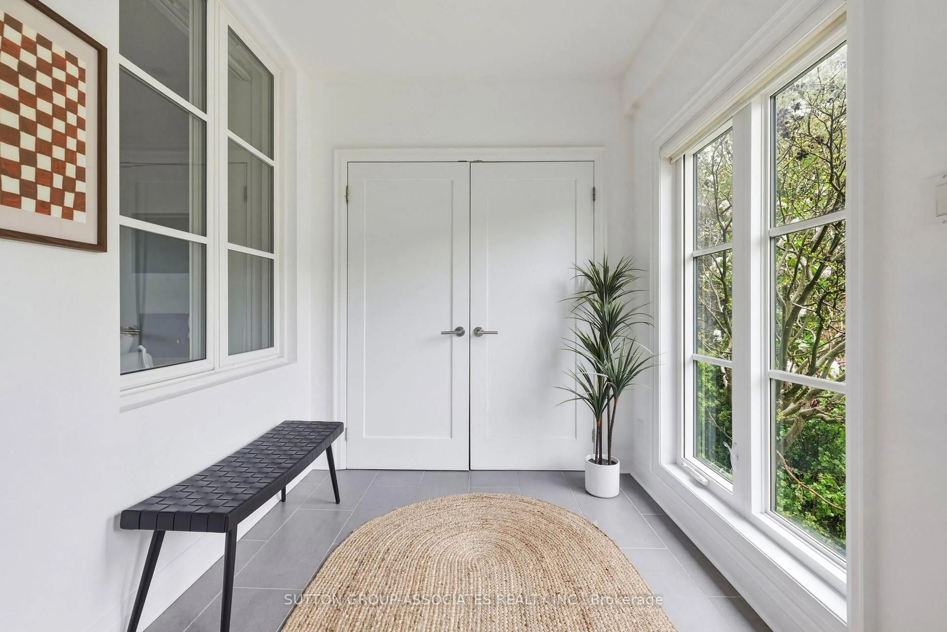 Indoor entryway for 204 Beatrice St, Toronto Ontario M6G 3G1