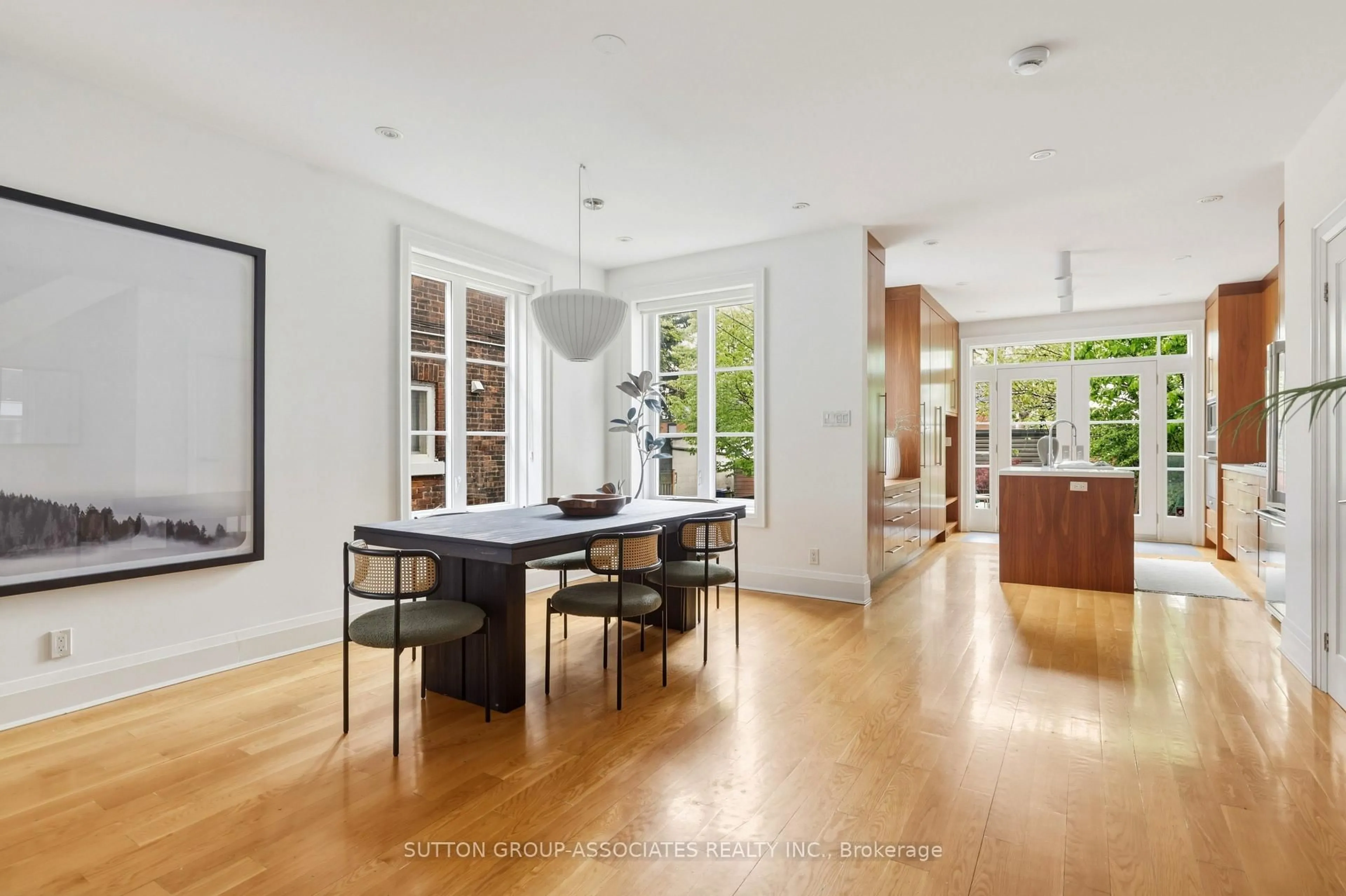 Unknown for 204 Beatrice St, Toronto Ontario M6G 3G1