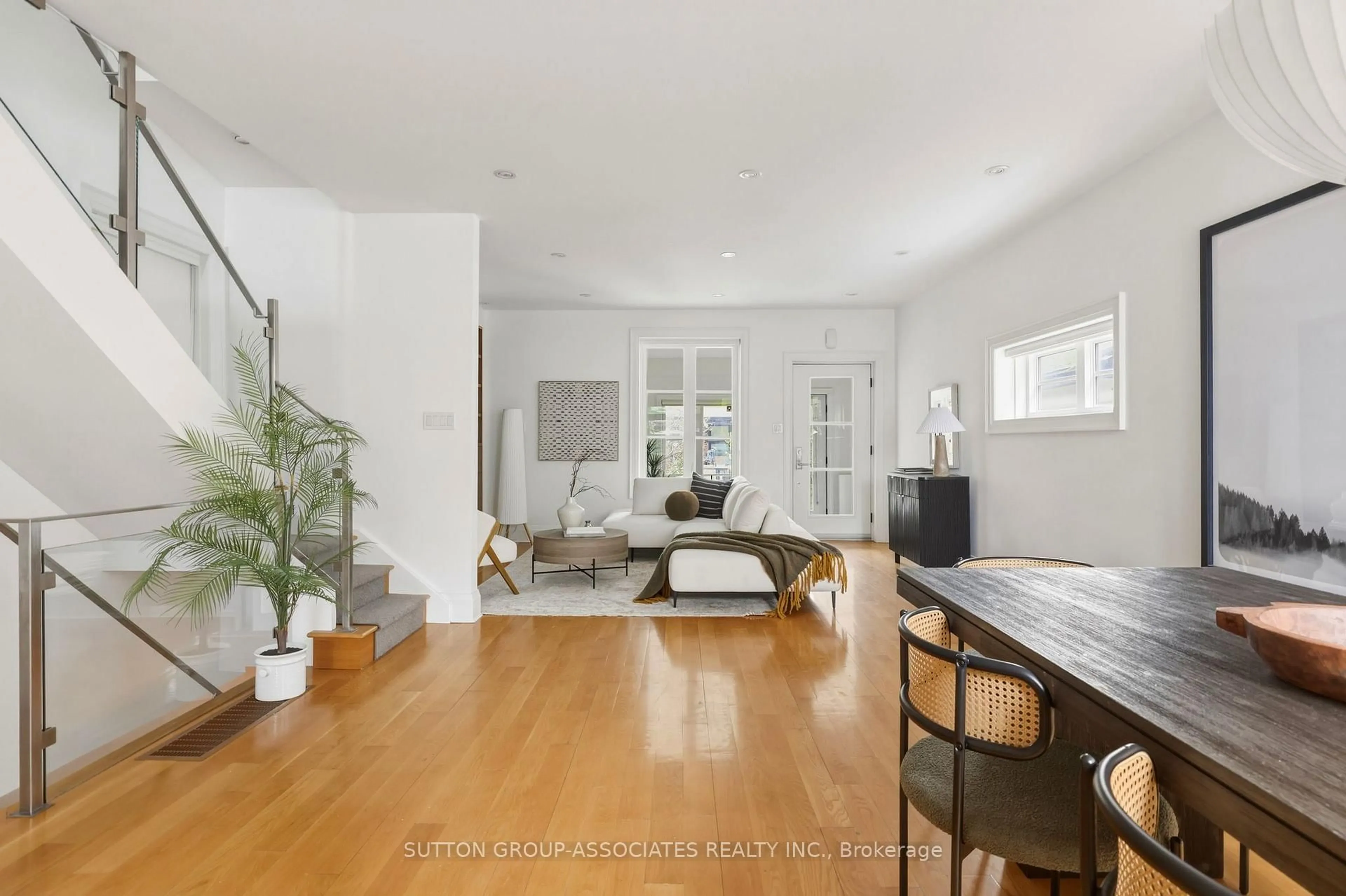 Living room with furniture, unknown for 204 Beatrice St, Toronto Ontario M6G 3G1