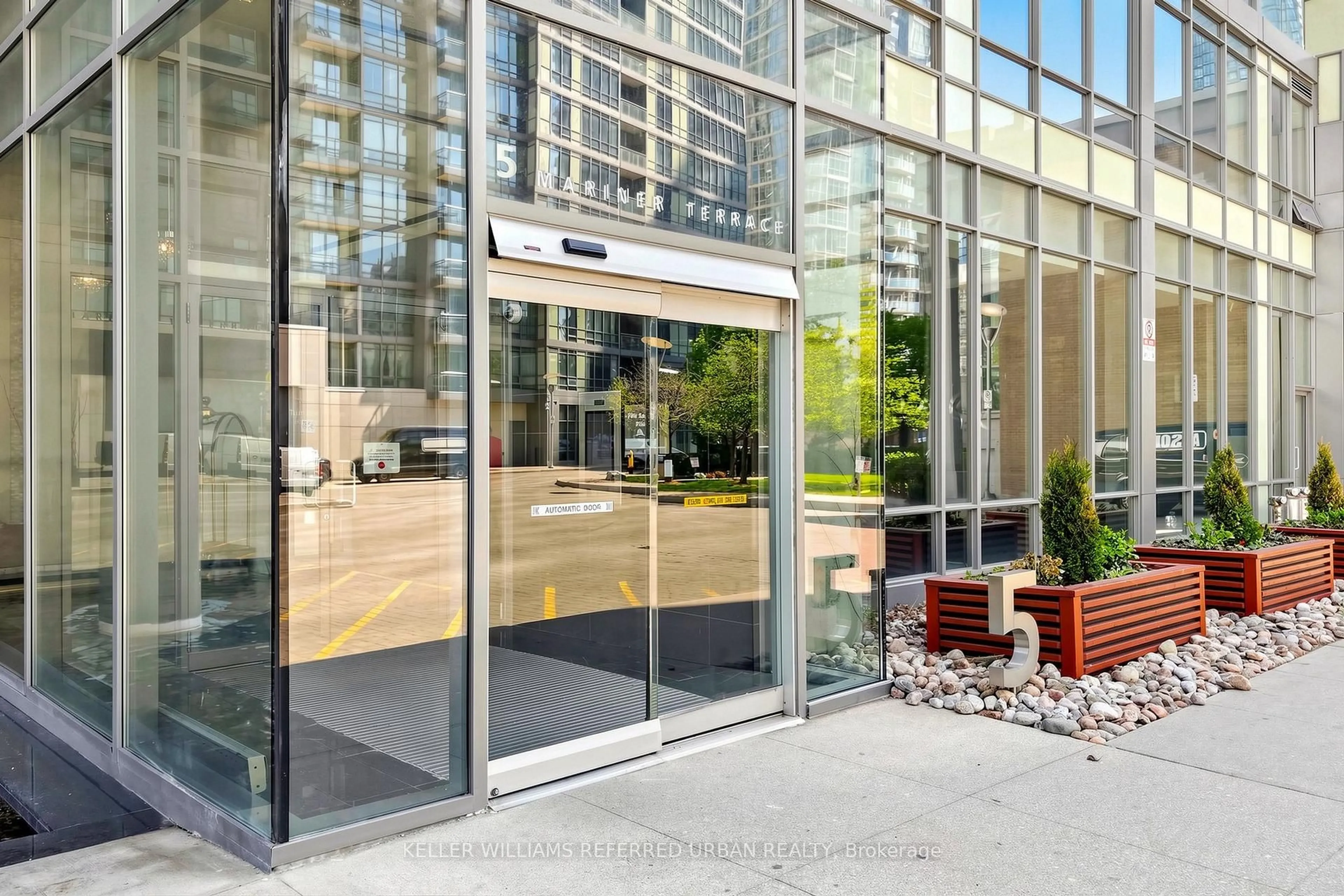 Indoor foyer for 5 Mariner Terr #1610, Toronto Ontario M5V 3V6