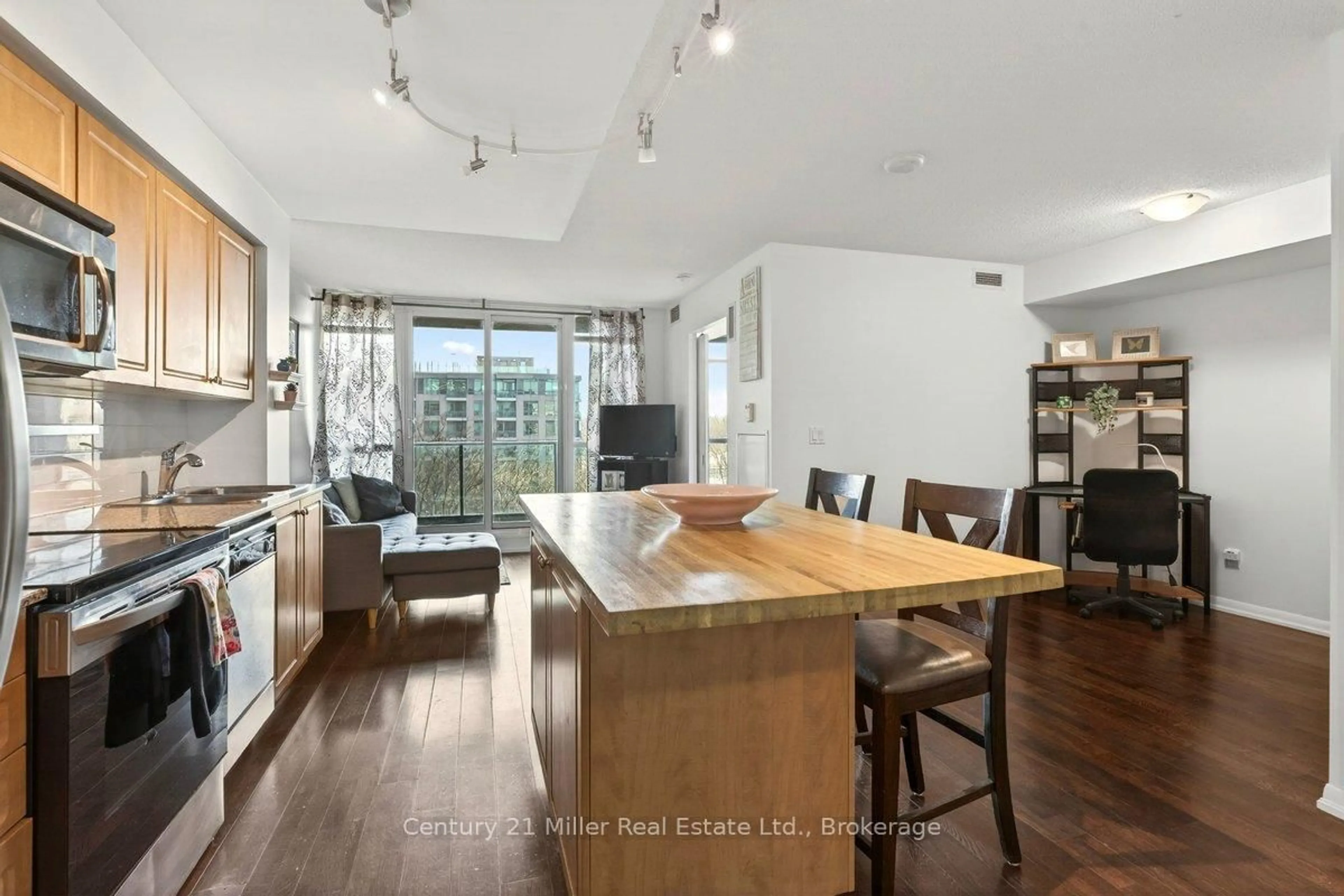 Open concept kitchen, wood/laminate floor for 209 Fort York Blvd #562, Toronto Ontario M5V 4A1
