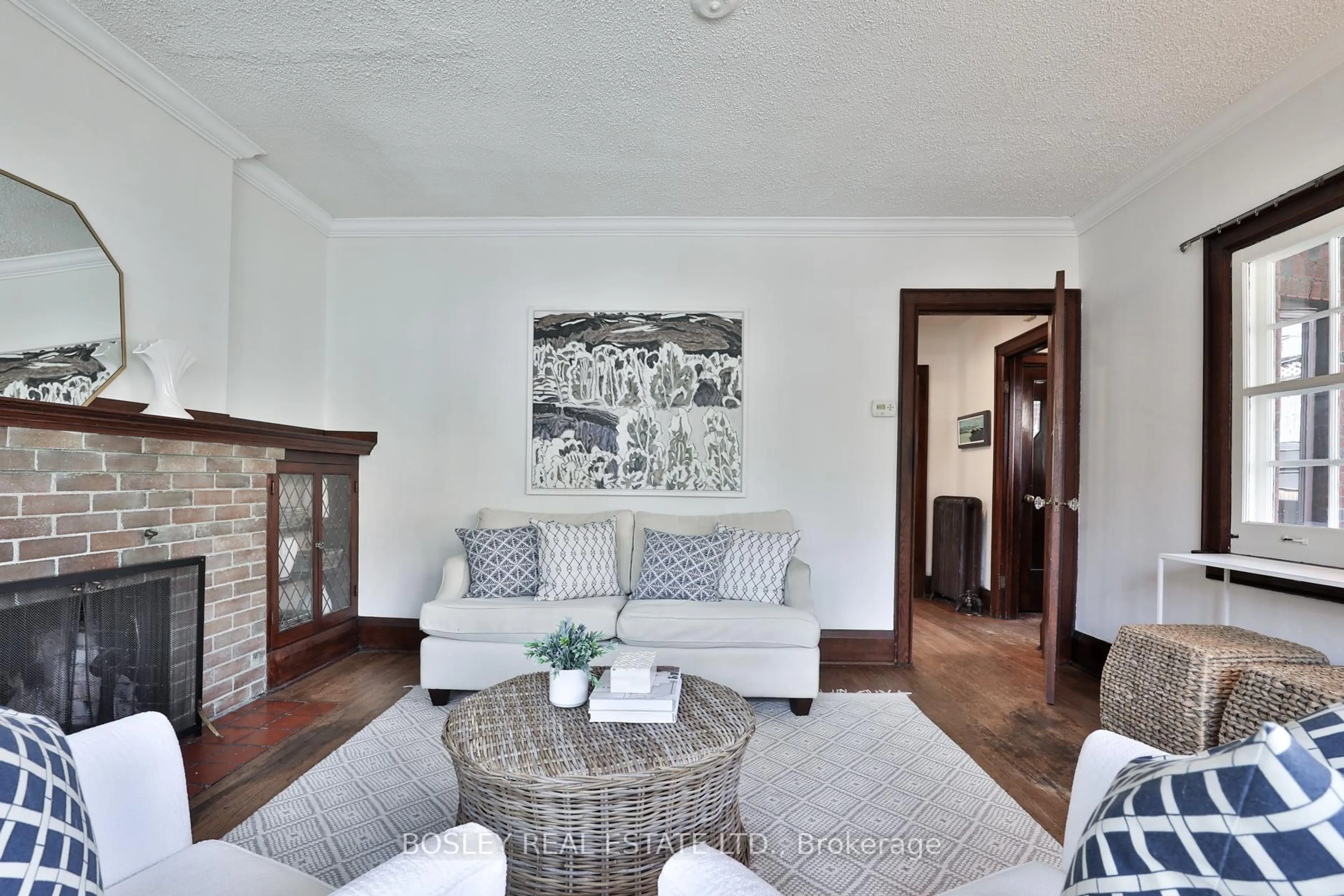 Living room with furniture, wood/laminate floor for 329 Millwood Rd, Toronto Ontario M4S 1J9