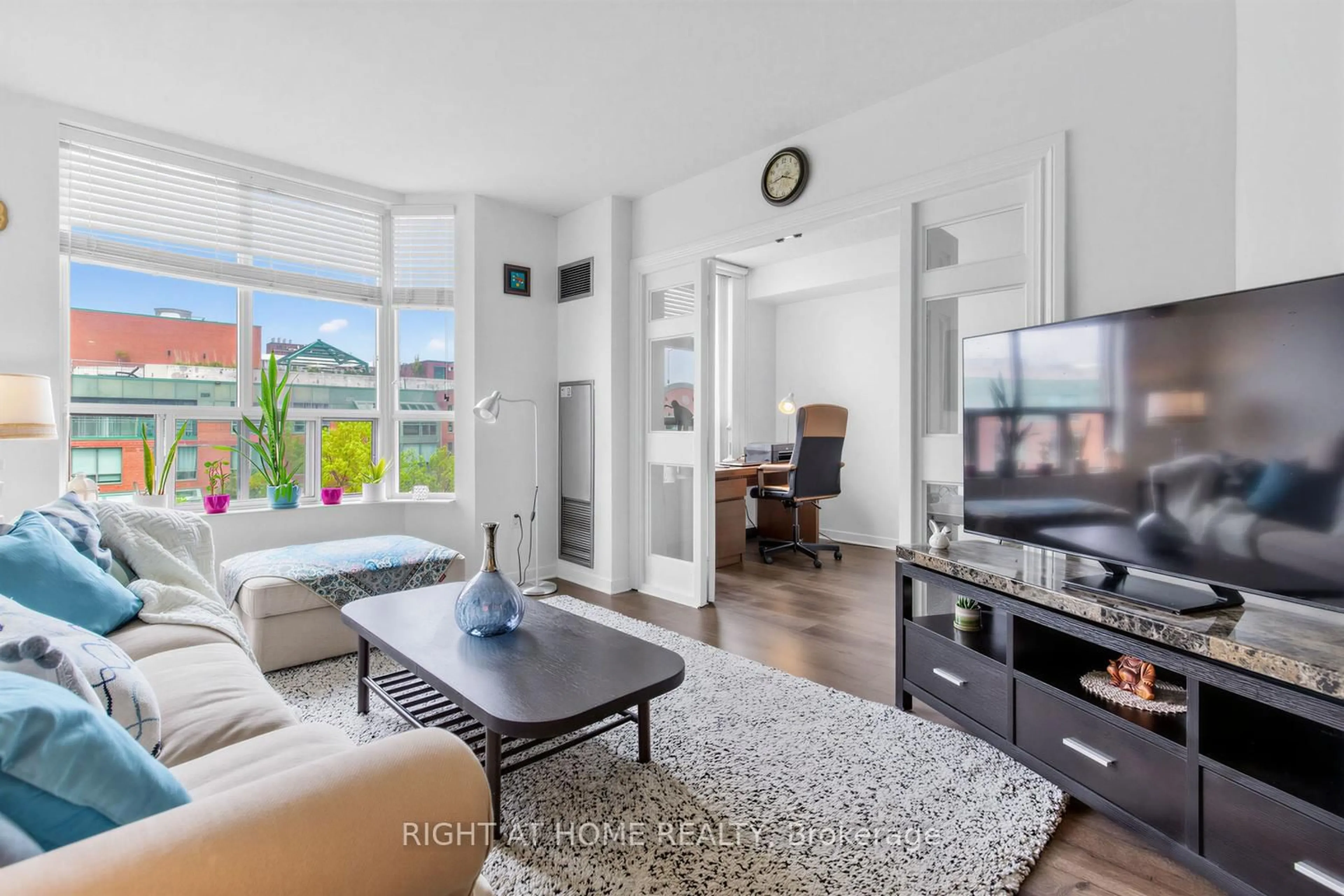 Living room with furniture, unknown for 284 Bloor St #804, Toronto Ontario M5S 3B8