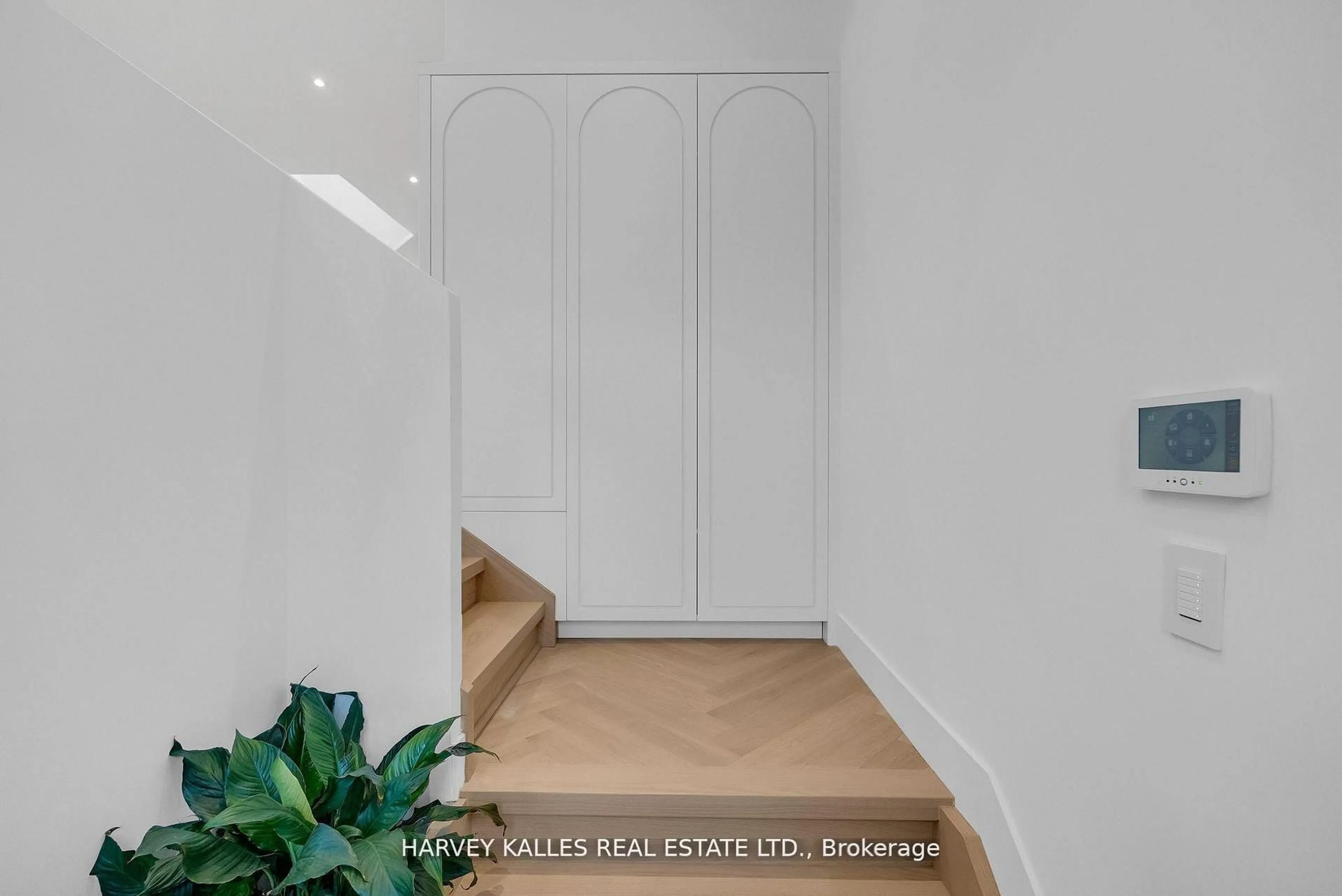 Indoor foyer for 101 Briar Hill Ave, Toronto Ontario M4R 1H8