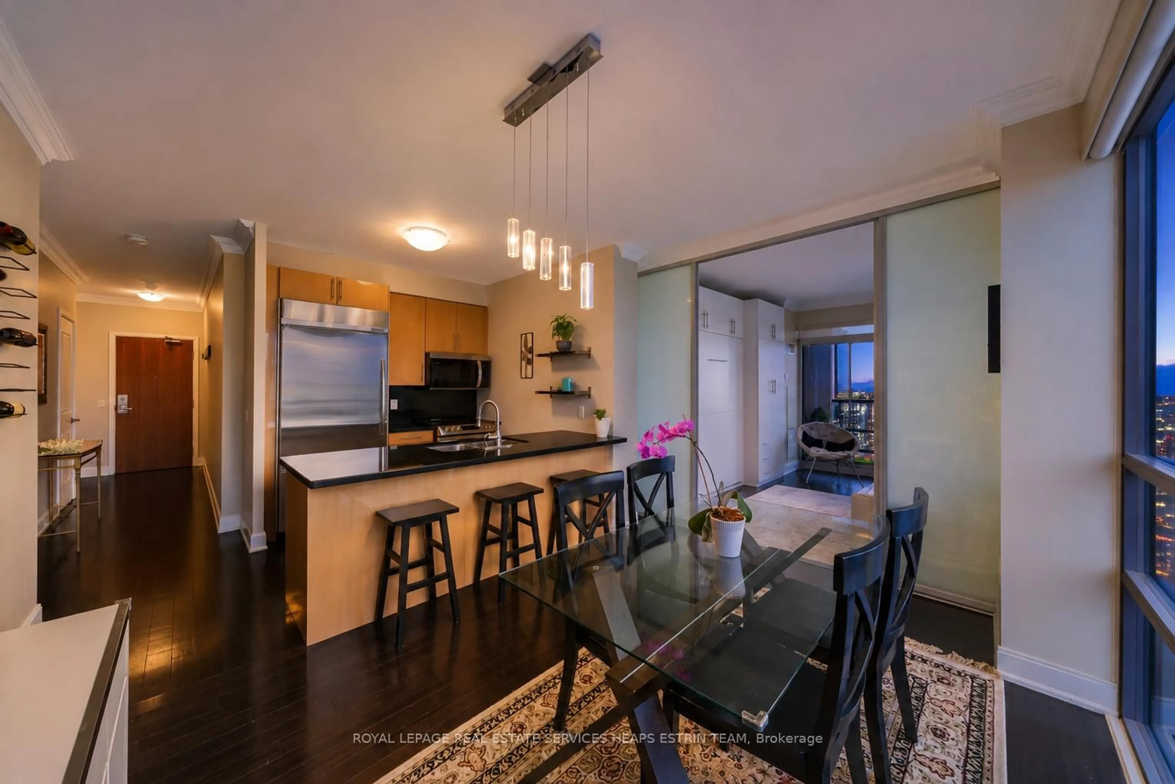 Open concept kitchen, wood/laminate floor for 88 Broadway Ave #2005, Toronto Ontario M4P 0A5
