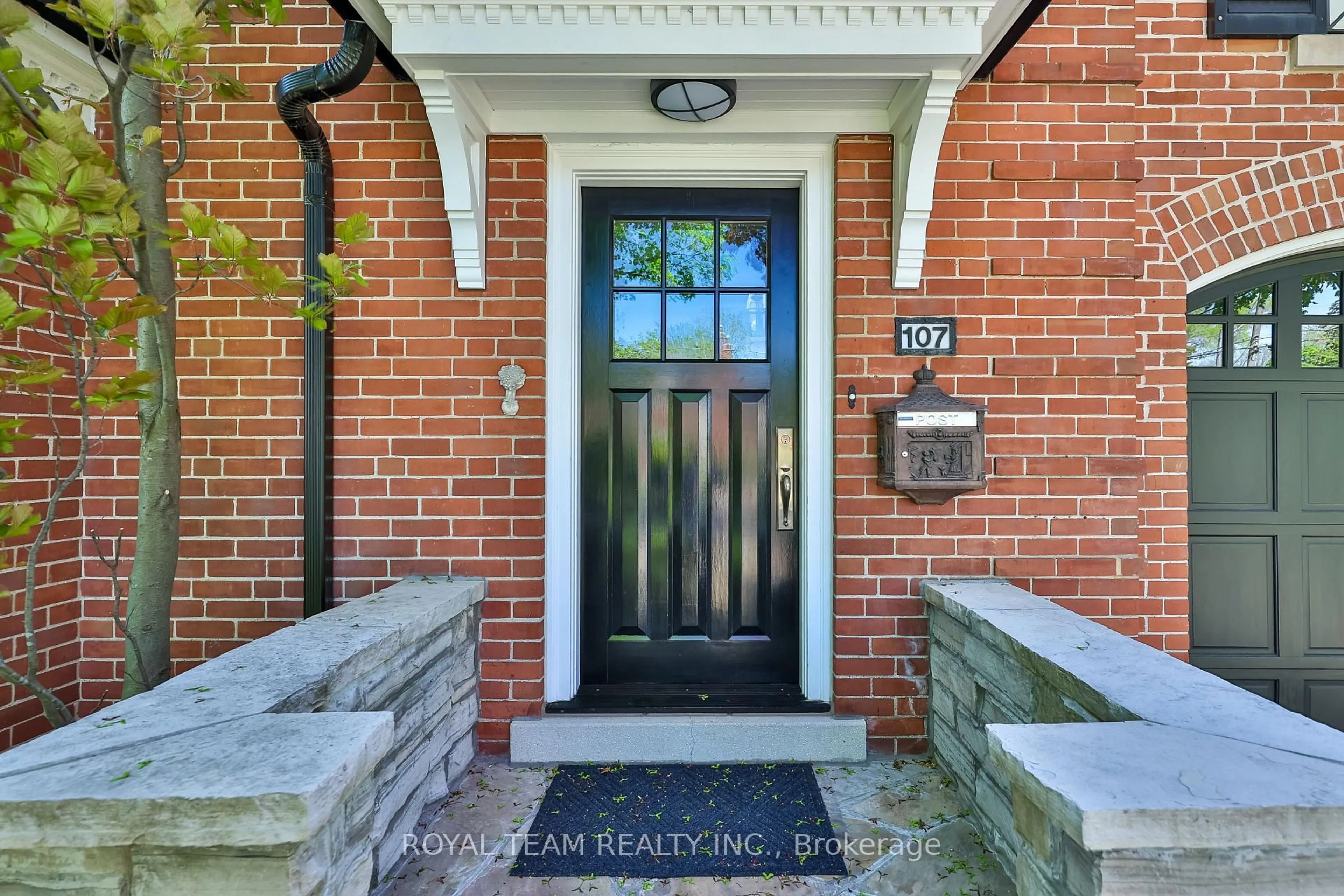 Indoor entryway for 107 Esgore Dr, Toronto Ontario M5M 3S1