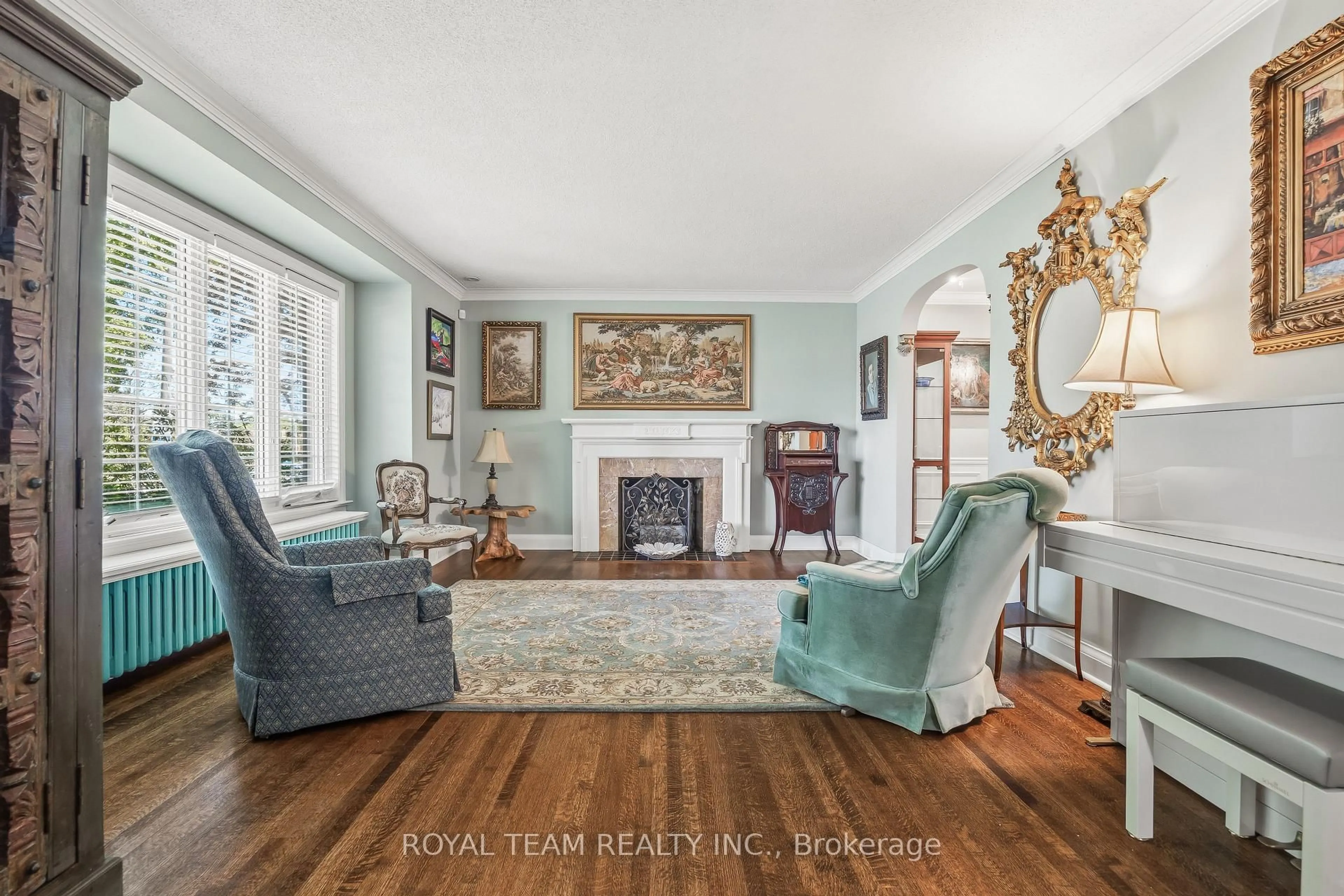Living room with furniture, unknown for 107 Esgore Dr, Toronto Ontario M5M 3S1