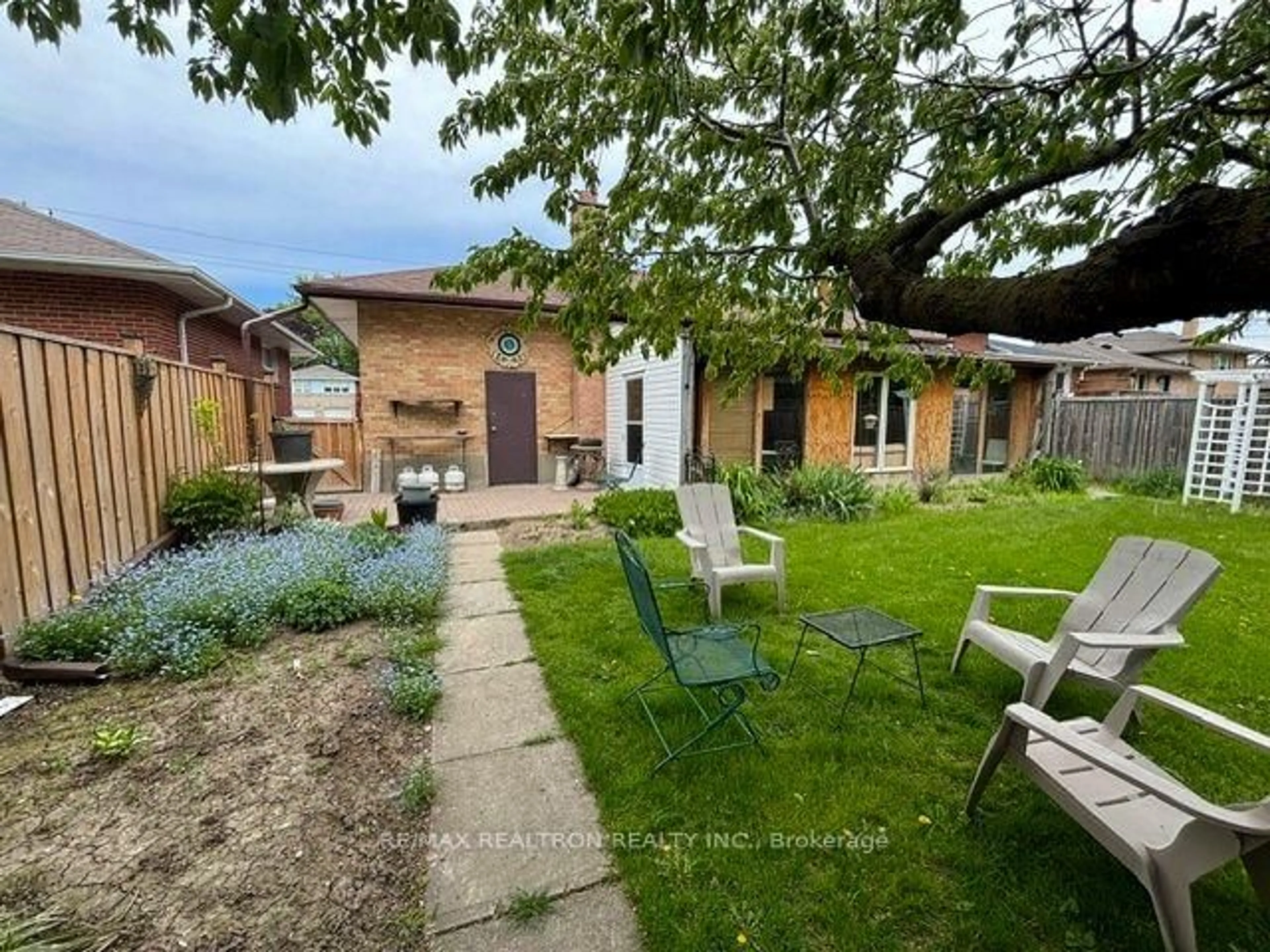 A pic from outside/outdoor area/front of a property/back of a property/a pic from drone, street for 97 Overbrook Pl, Toronto Ontario M3H 4P5