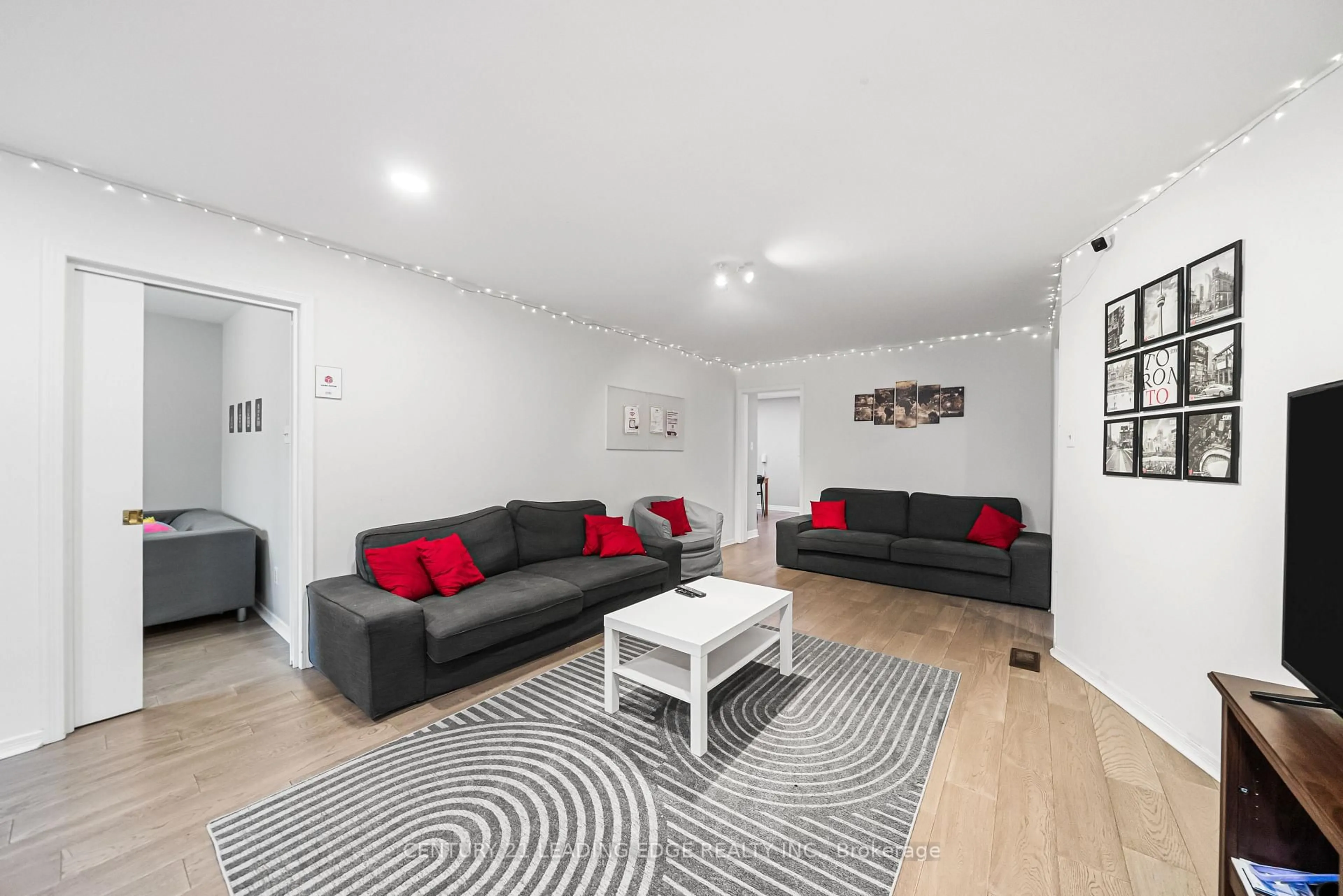 Living room with furniture, unknown for 527 Glengarry Ave, Toronto Ontario M5M 1G2