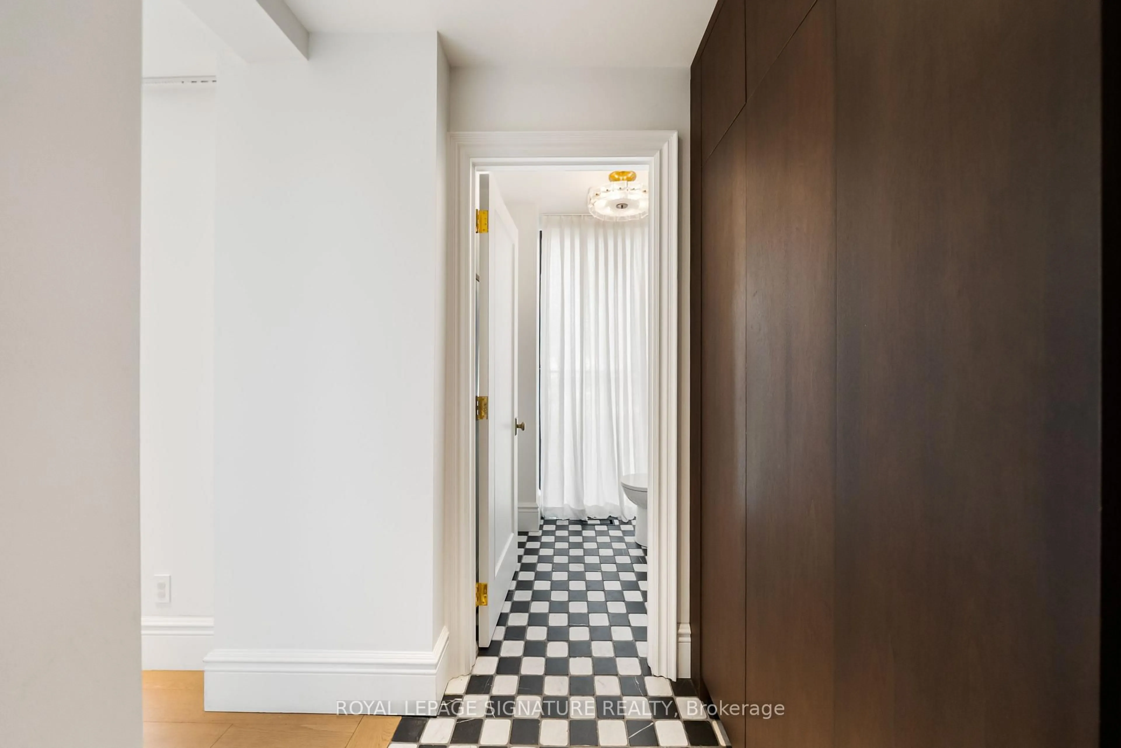 Indoor foyer for 186 Humewood Dr, Toronto Ontario M6C 2W9