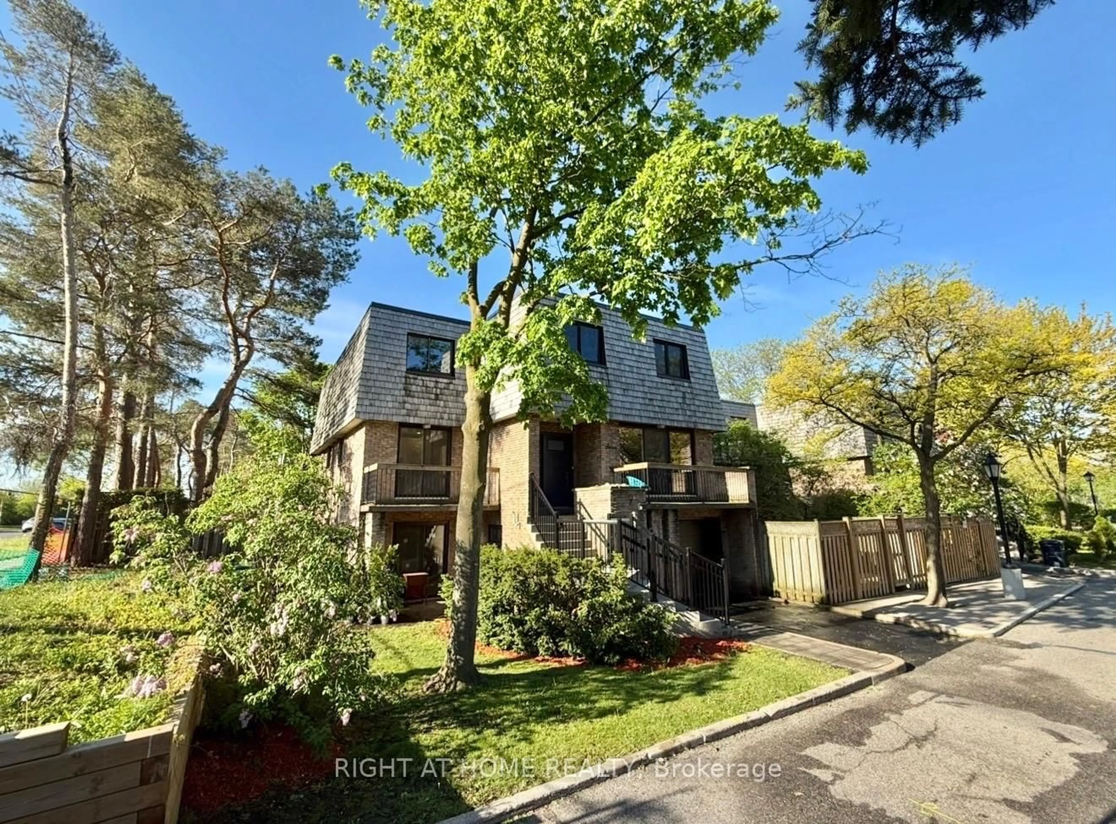 A pic from outside/outdoor area/front of a property/back of a property/a pic from drone, street for 7 Vale Carse Way #24, Toronto Ontario M2R 3H4