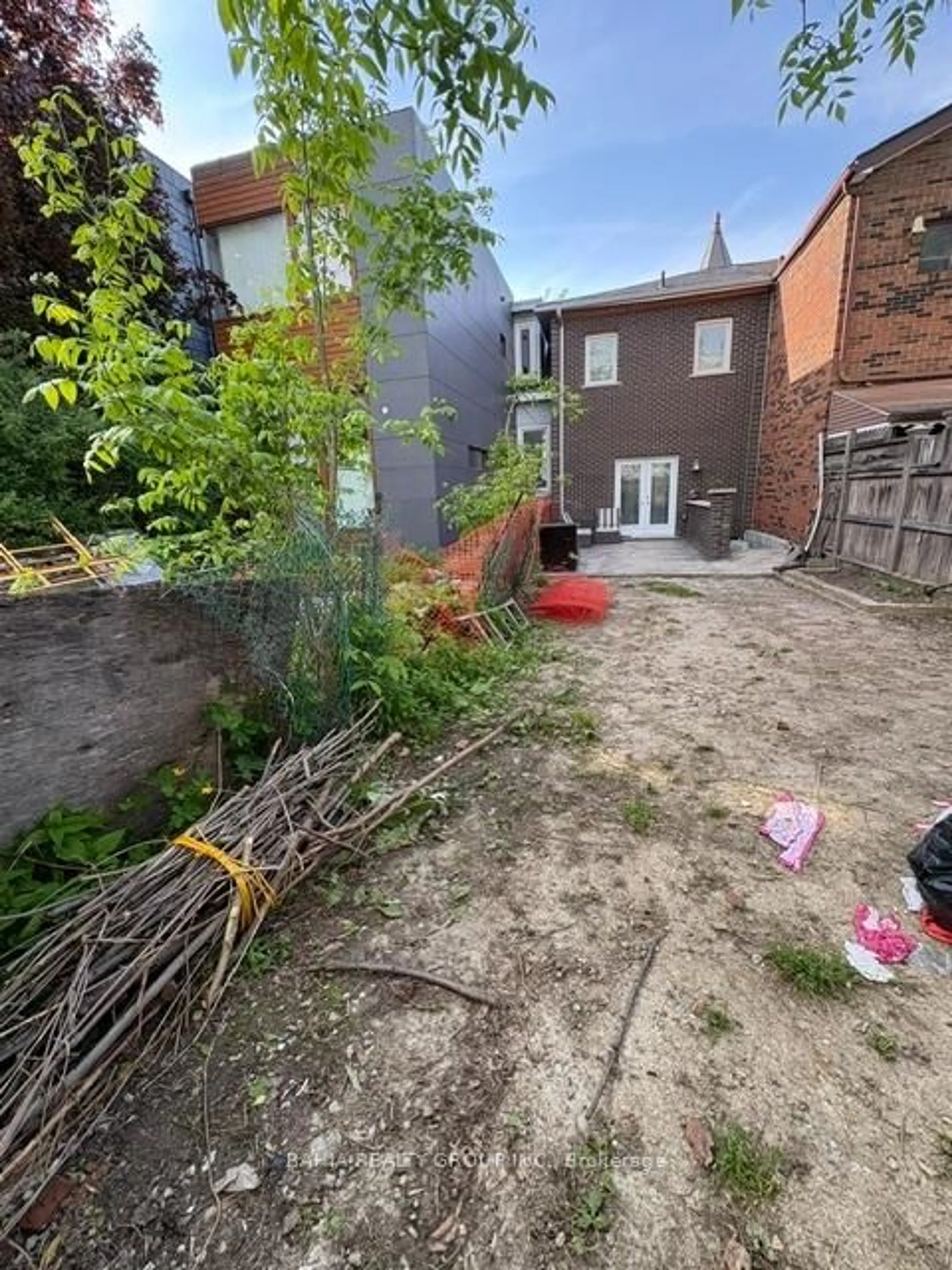 A pic from outside/outdoor area/front of a property/back of a property/a pic from drone, street for 687 Richmond St, Toronto Ontario M6J 1C4