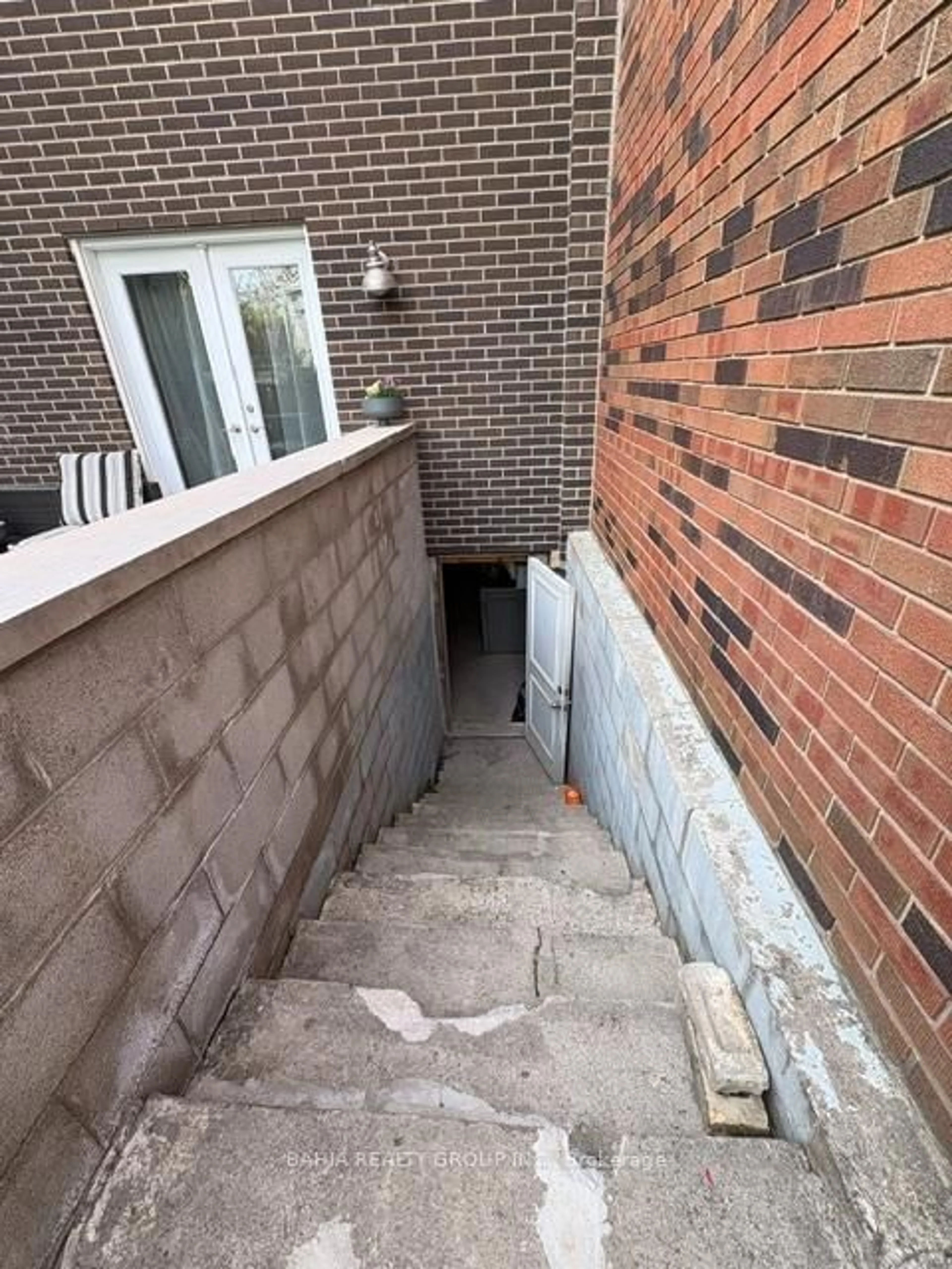 Stairs for 687 Richmond St, Toronto Ontario M6J 1C4