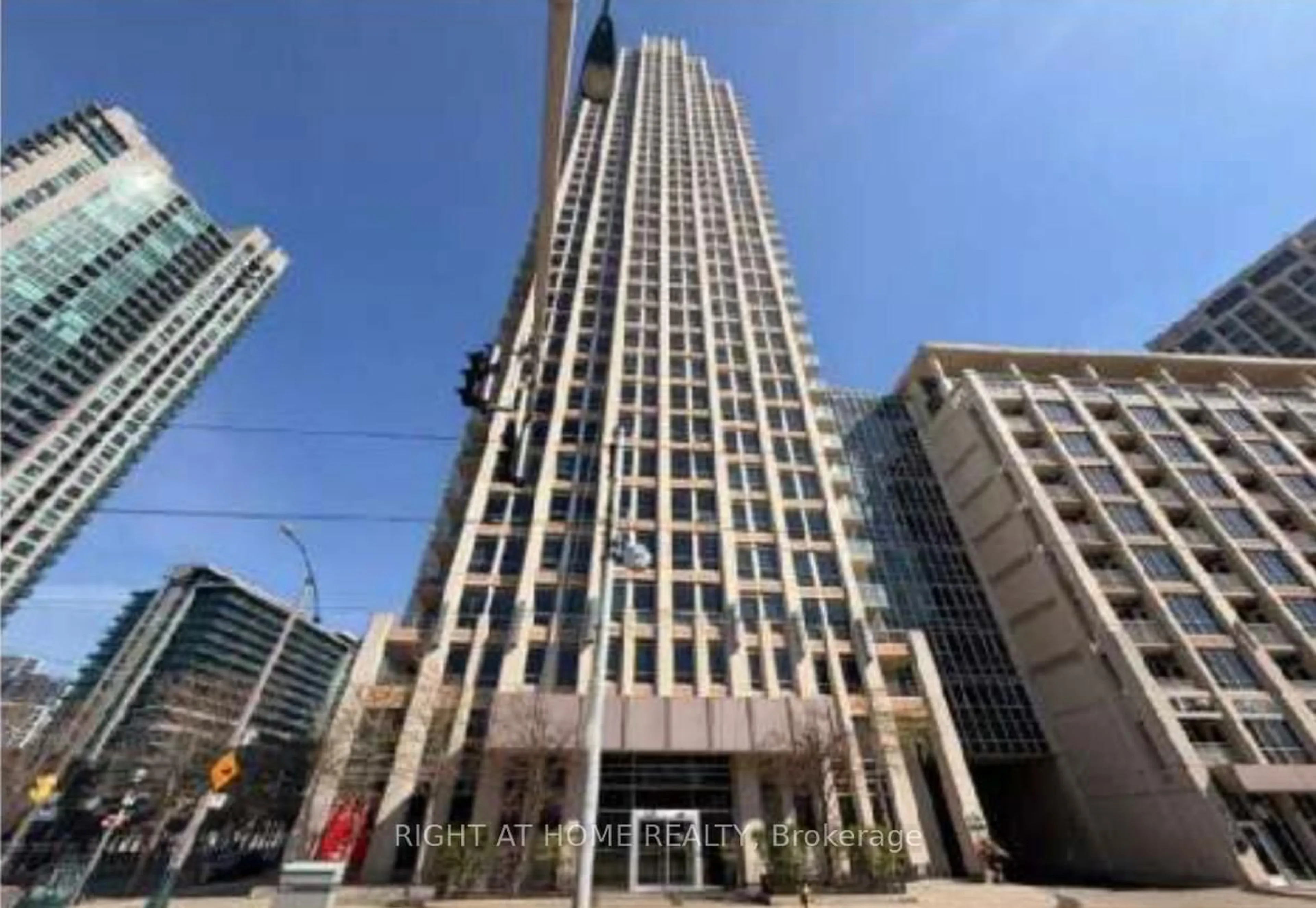 Indoor foyer for 628 FLEET St #405, Toronto Ontario L5H 4C6