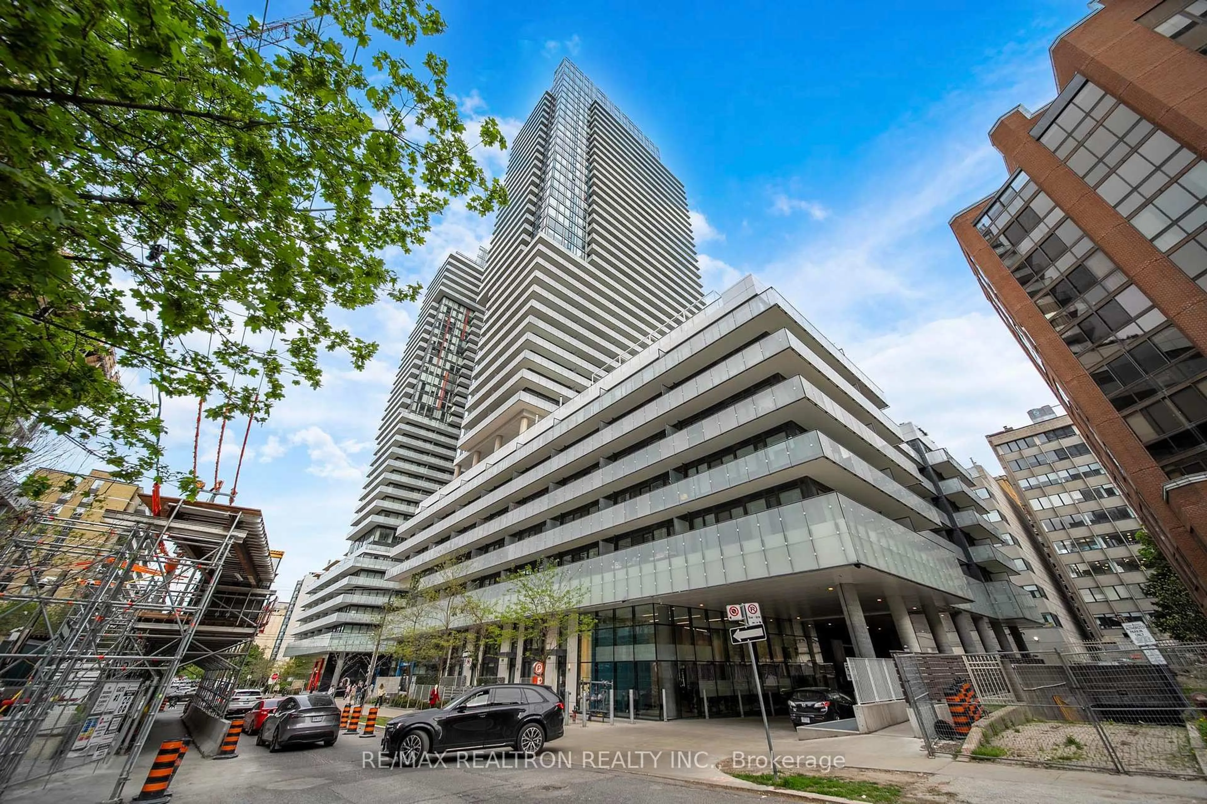 Indoor foyer for 161 Roehampton Ave #603, Toronto Ontario M4P 1P9