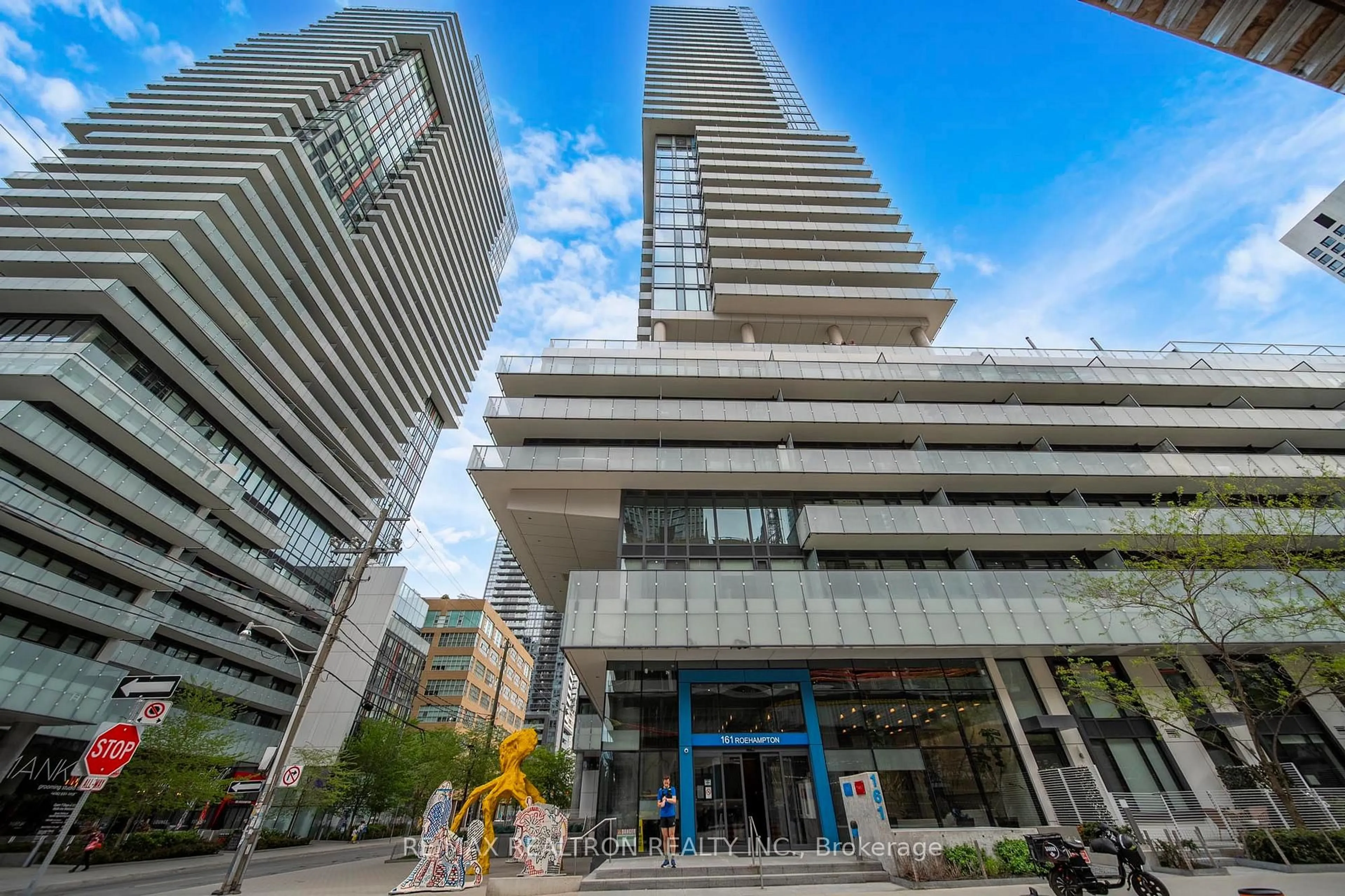 Indoor foyer for 161 Roehampton Ave #603, Toronto Ontario M4P 1P9