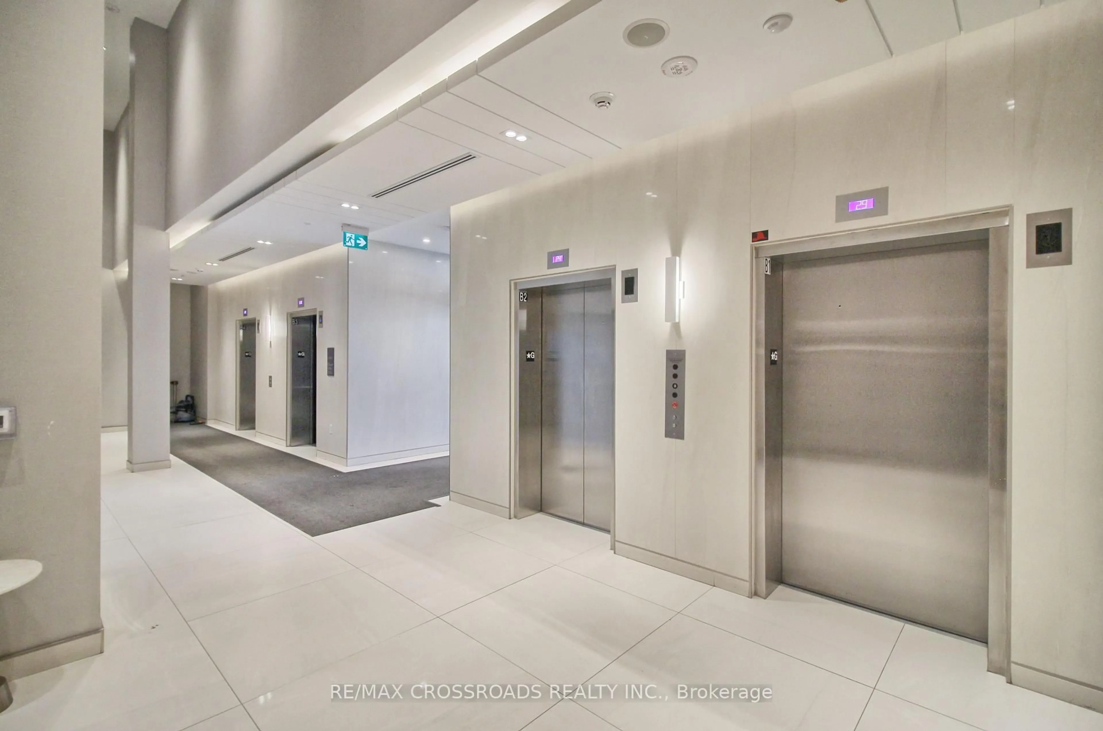 Indoor foyer for 7 Golden Lion Hts #N1808, Toronto Ontario M2M 0C1