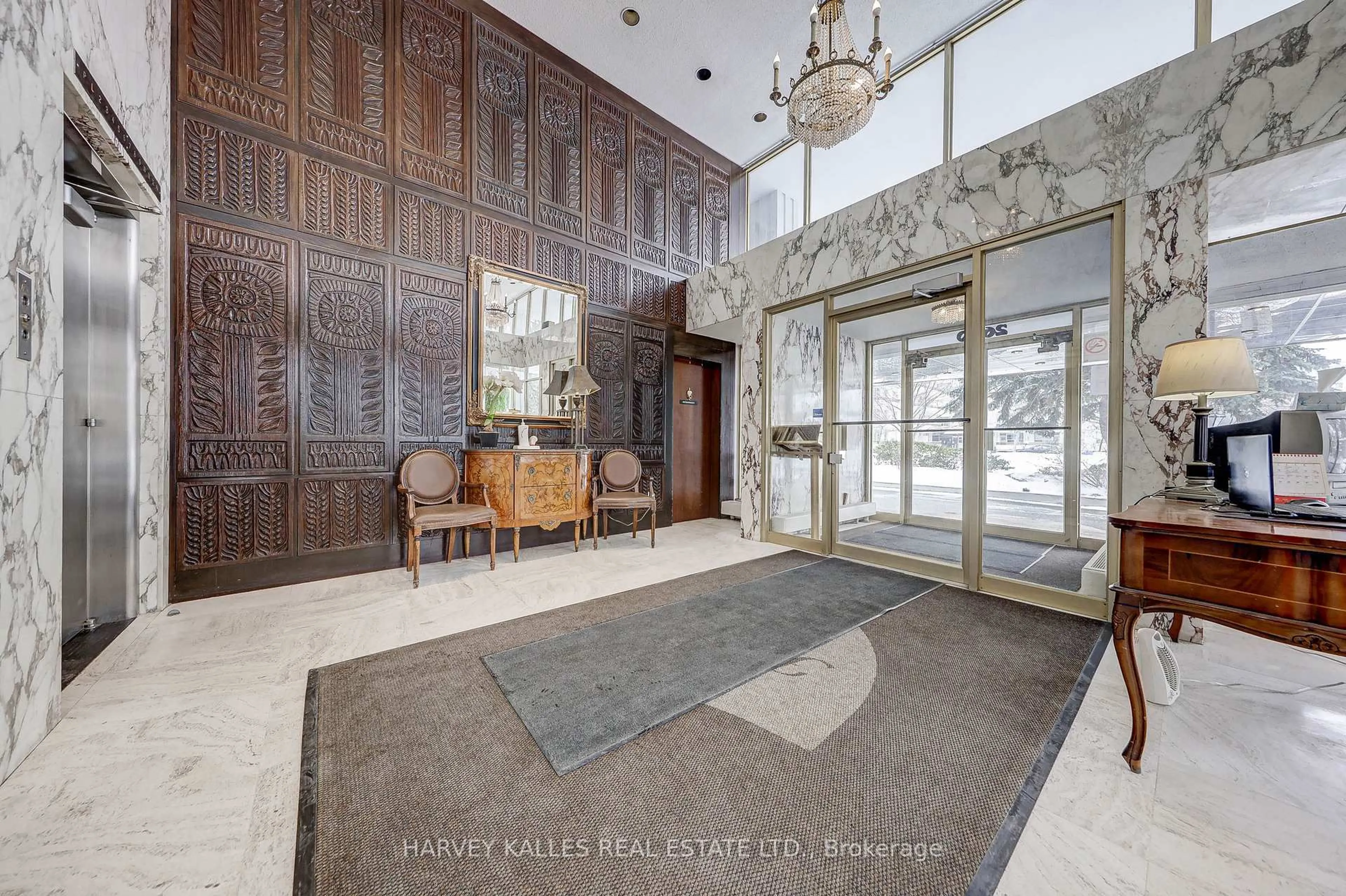 Indoor foyer for 2600 Bathurst St #1001, Toronto Ontario M6B 2Z4