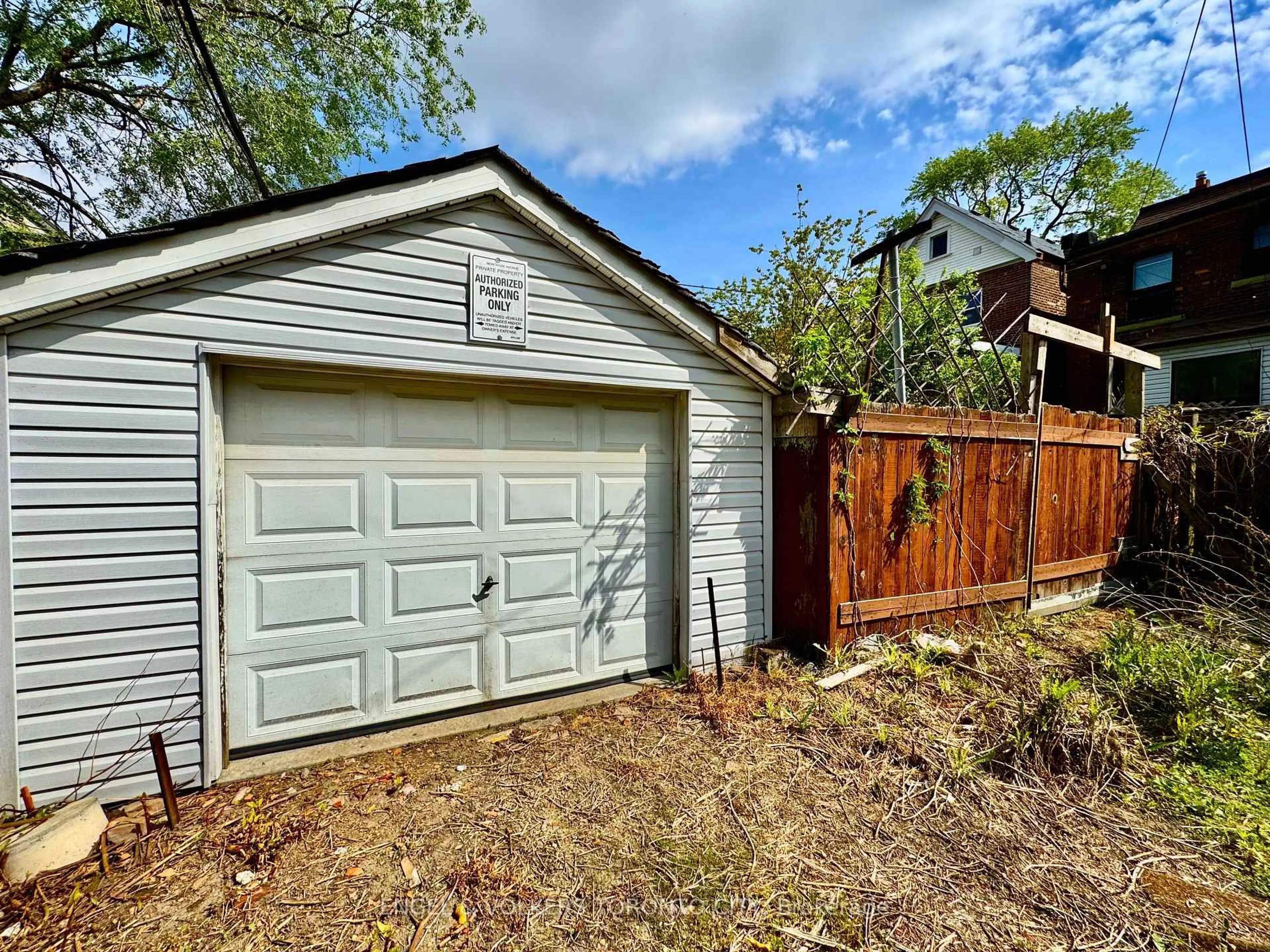 Shed for 216 Montrose Ave, Toronto Ontario M6G 3G7