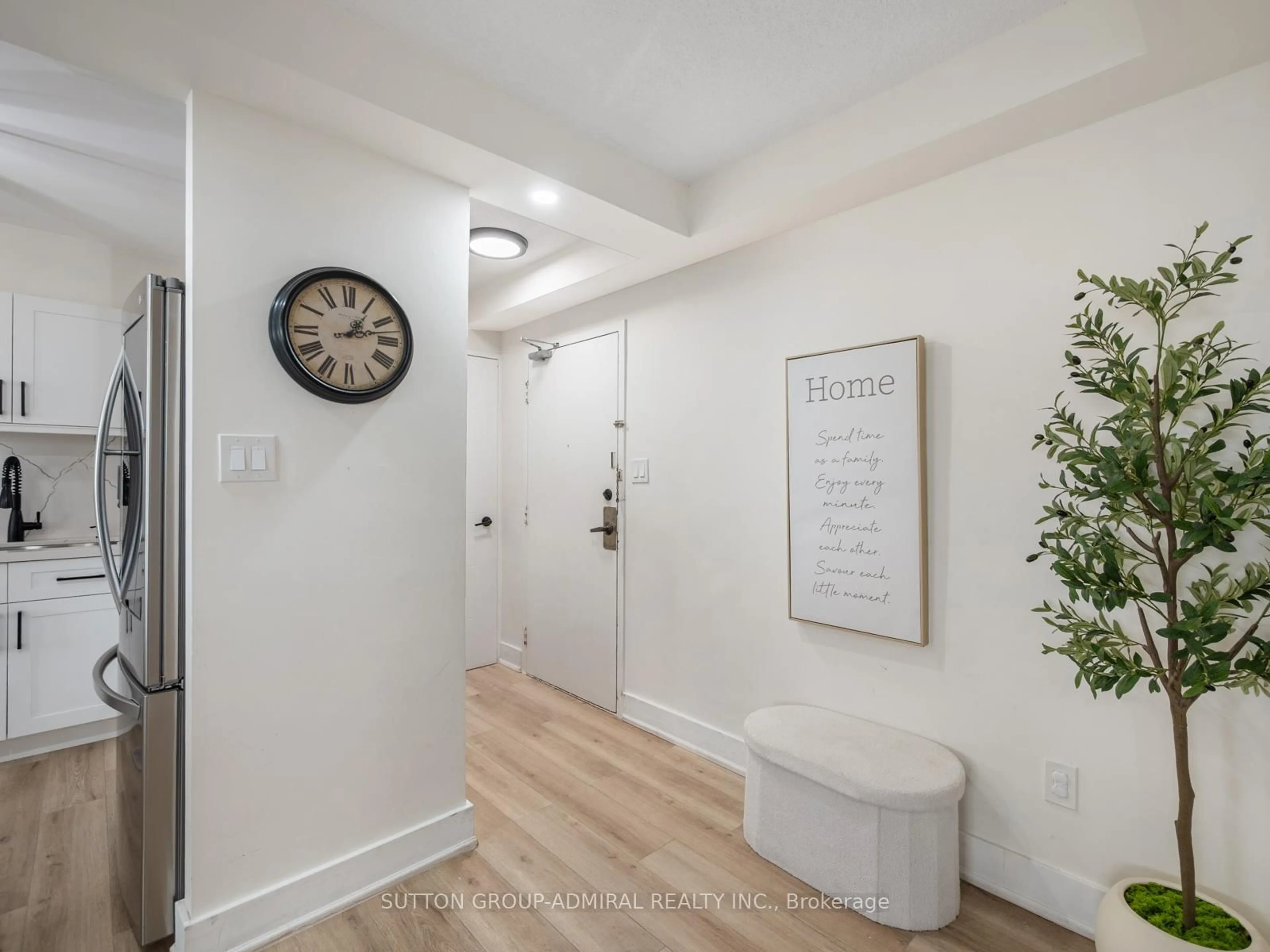 Indoor entryway for 20 Edgecliff Gfwy #1603, Toronto Ontario M3C 3A4
