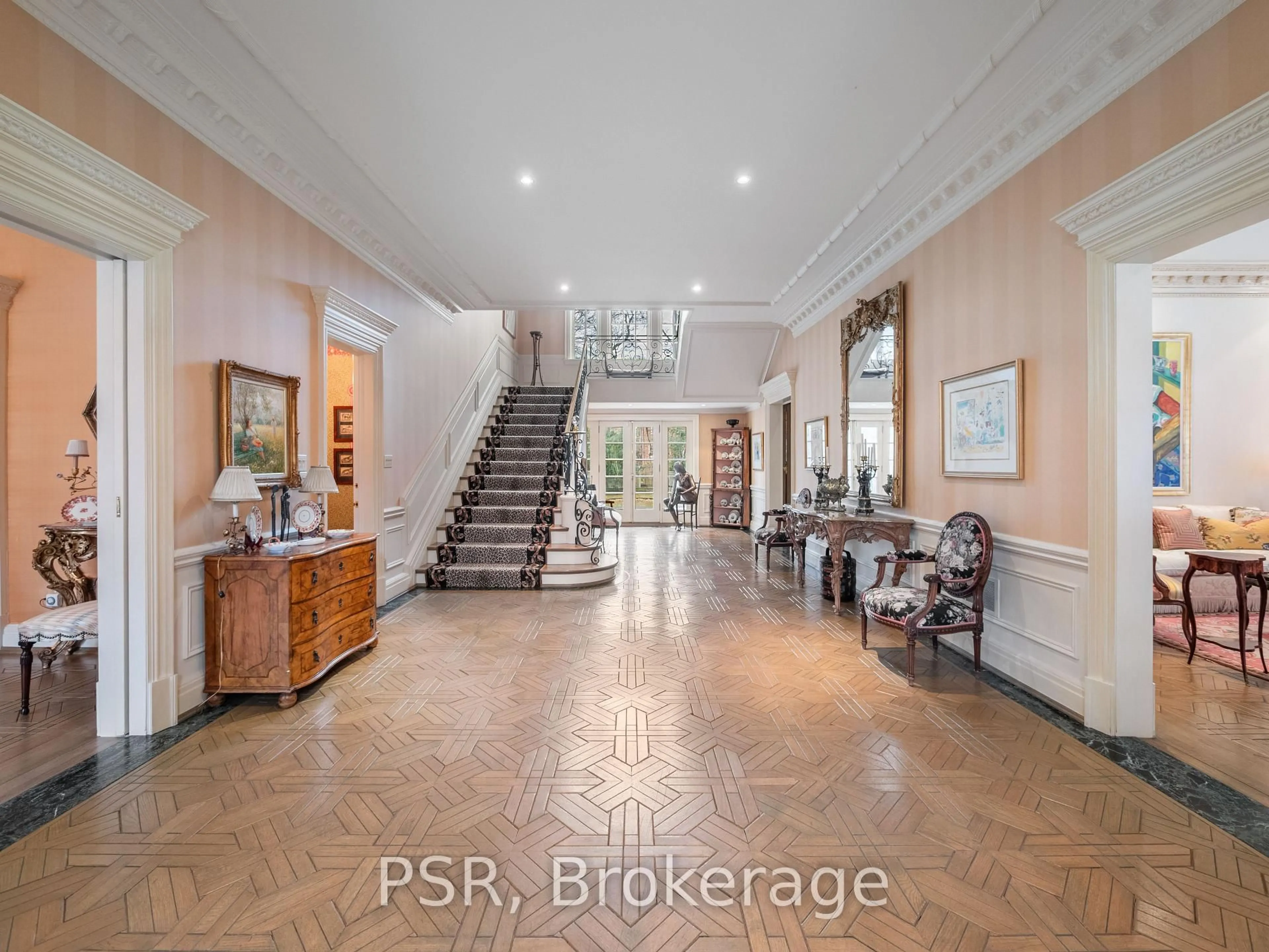 Indoor foyer for 94 Dunvegan Rd, Toronto Ontario M4V 2P7