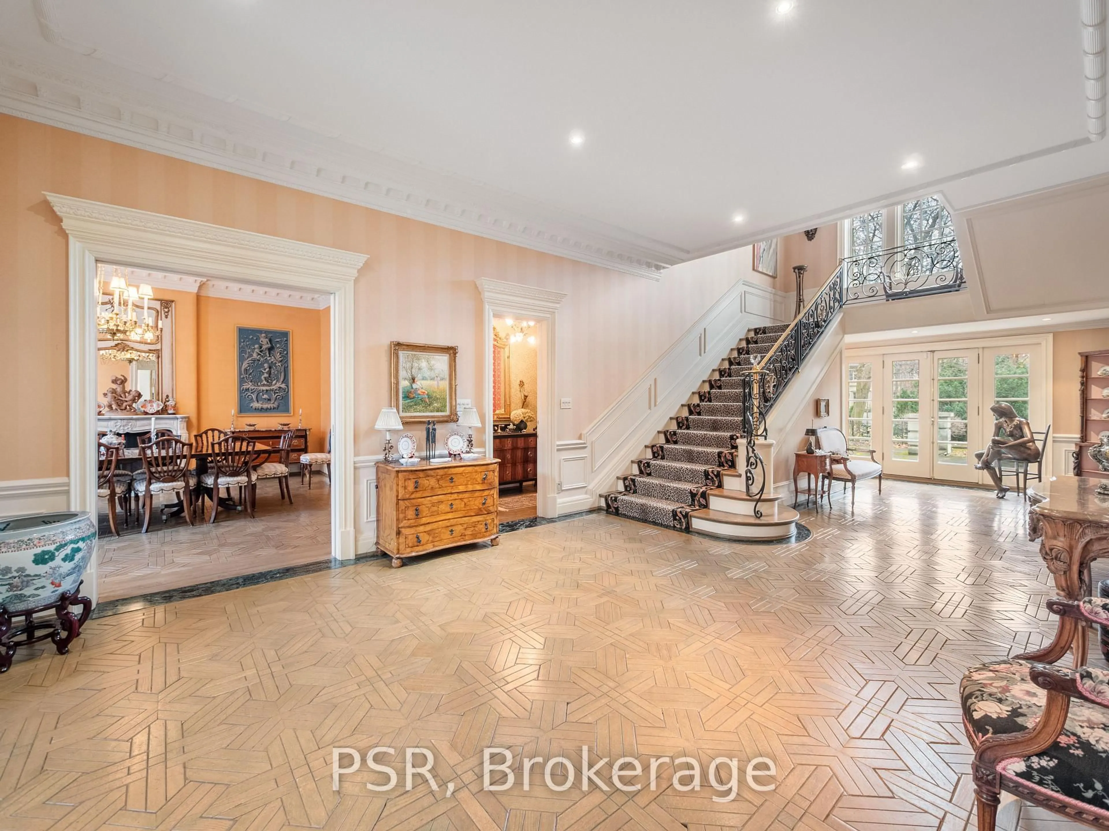 Indoor foyer for 94 Dunvegan Rd, Toronto Ontario M4V 2P7
