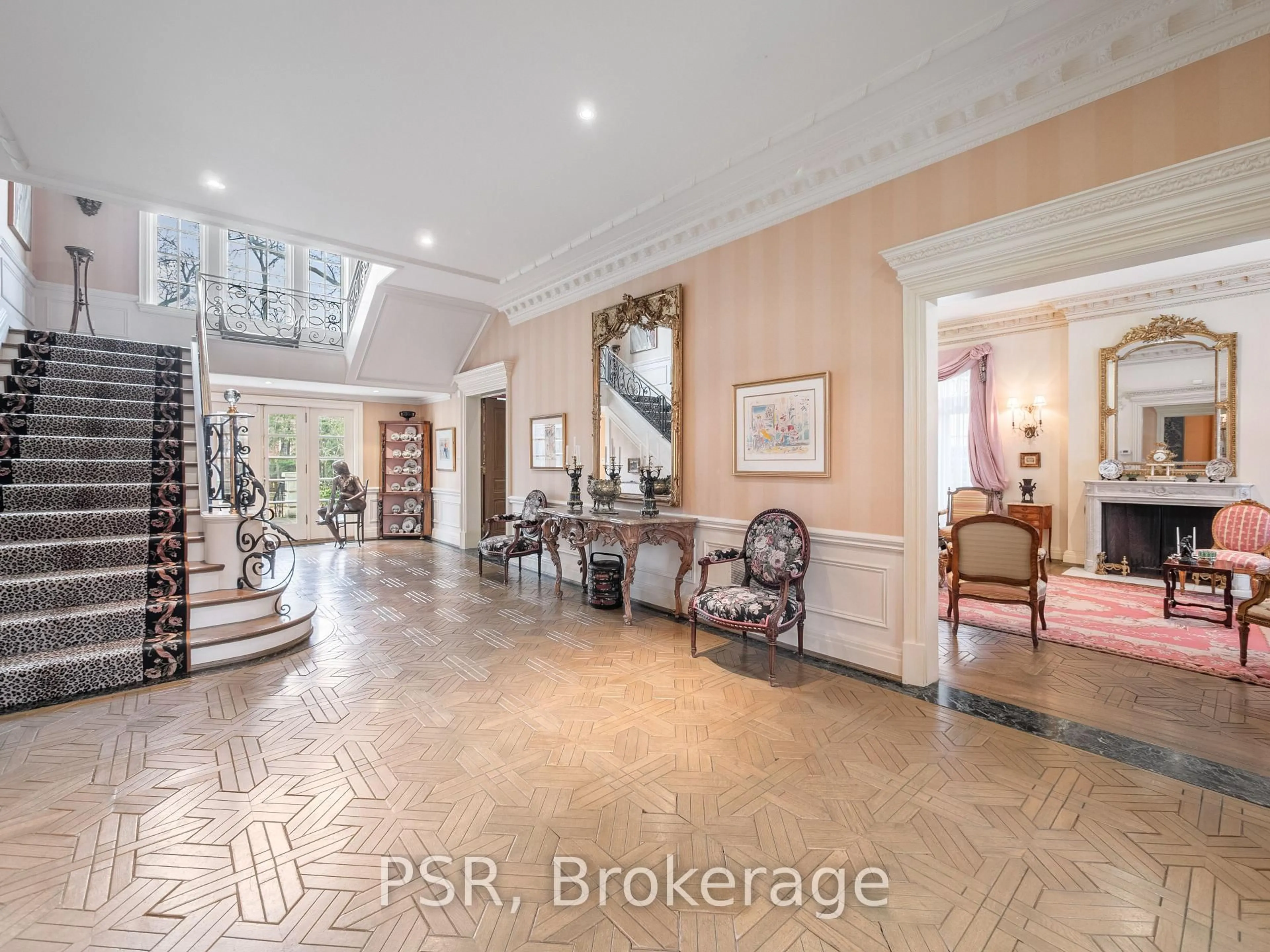 Indoor foyer for 94 Dunvegan Rd, Toronto Ontario M4V 2P7