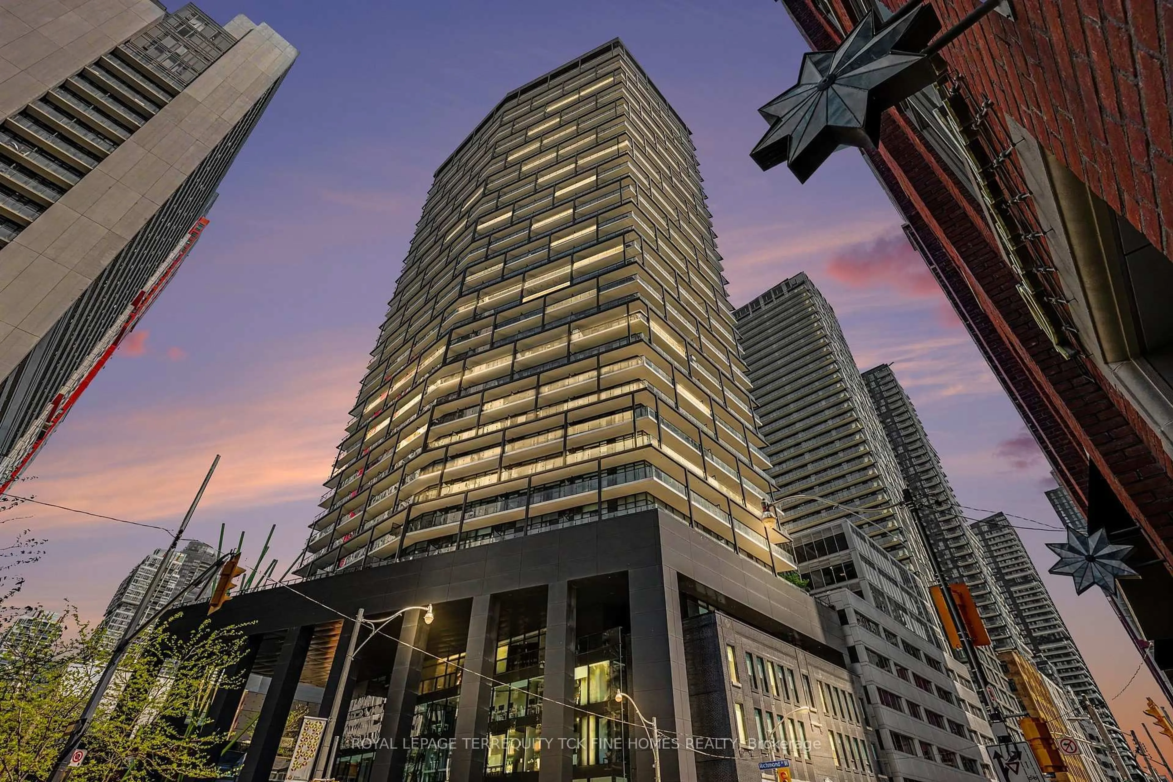 Indoor foyer for 125 Peter St #2703, Toronto Ontario M5V 2G9