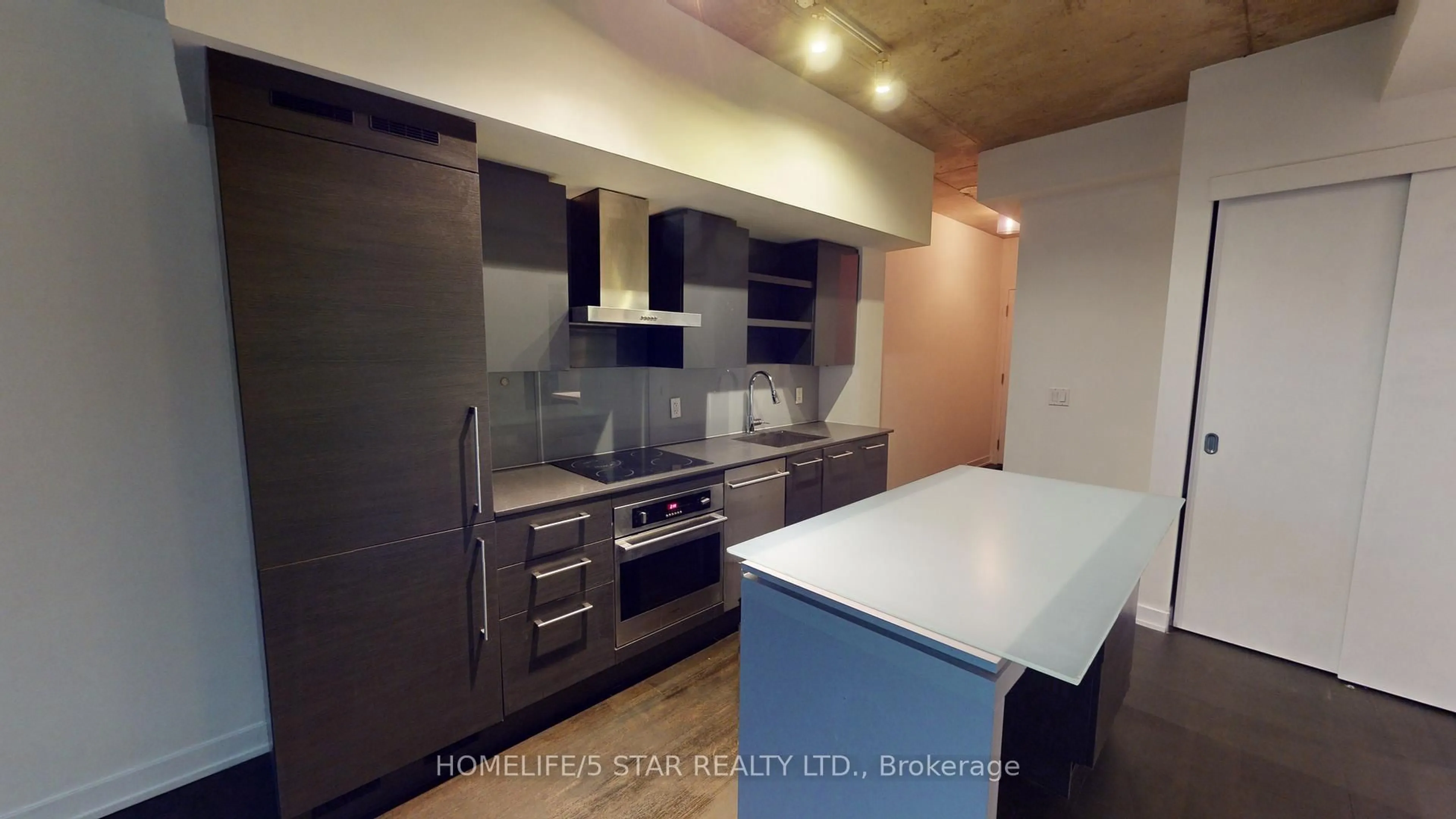 Standard kitchen, wood/laminate floor for 1030 KING St #319, Toronto Ontario M6K 0B4