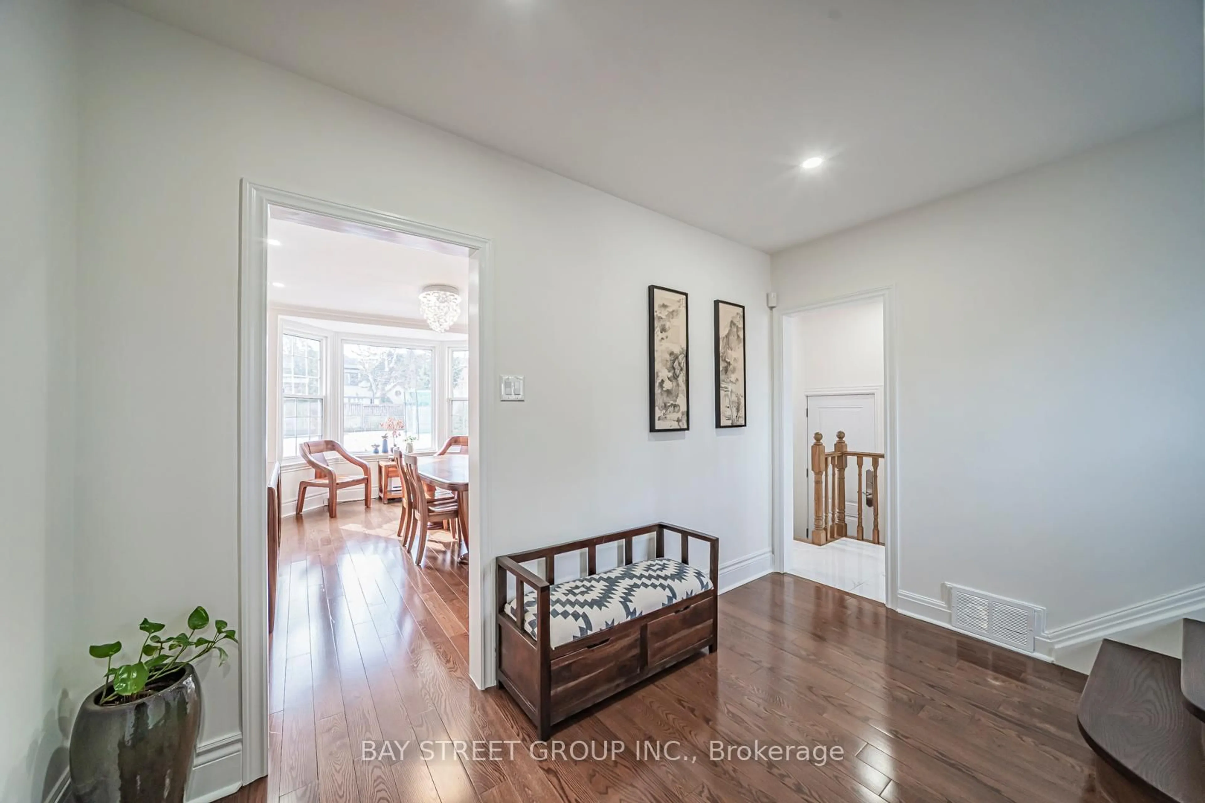 Indoor entryway for 277 Lawrence Ave, Toronto Ontario M4N 1T6