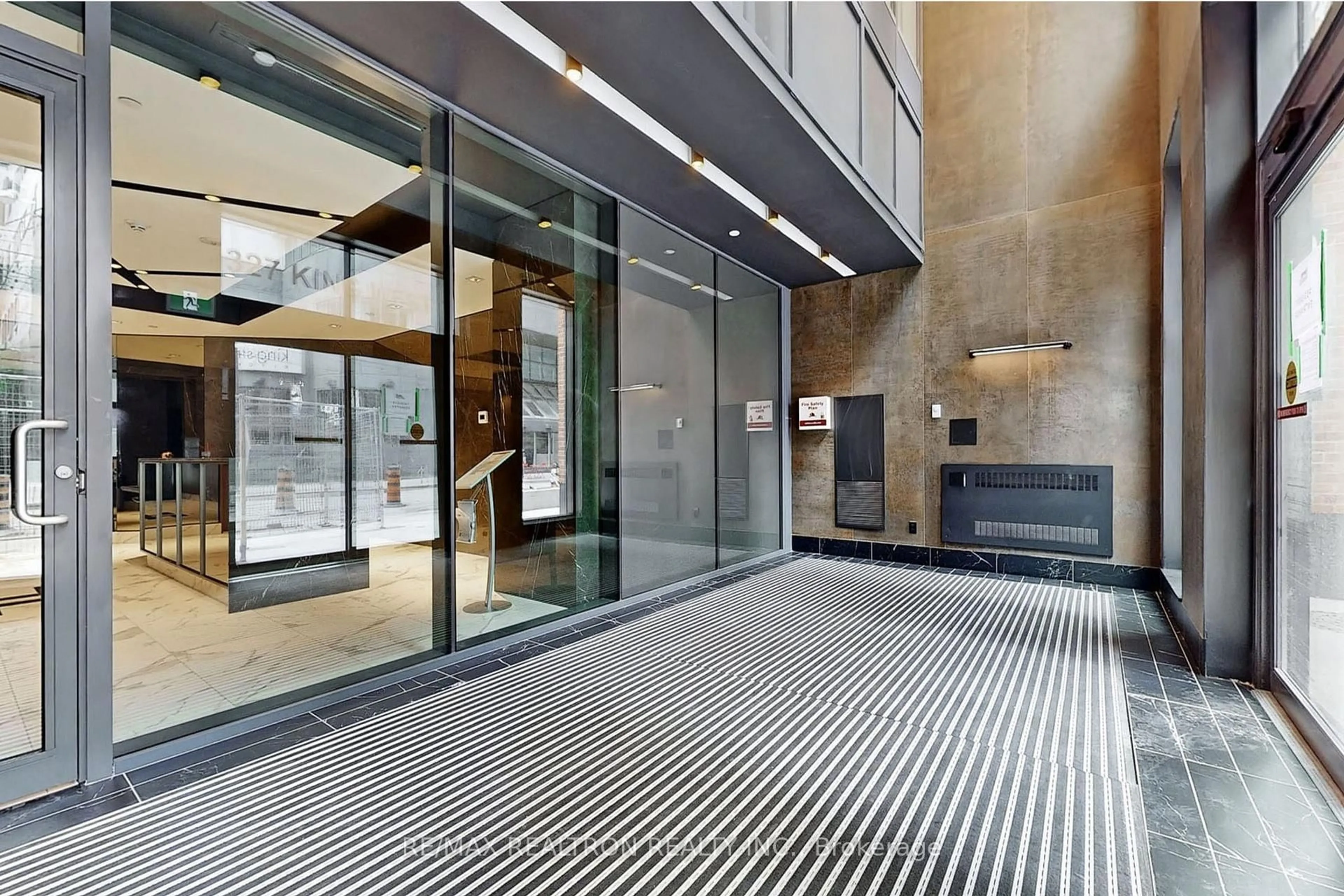 Indoor foyer for 327 King St #4105, Toronto Ontario M5V 0W7