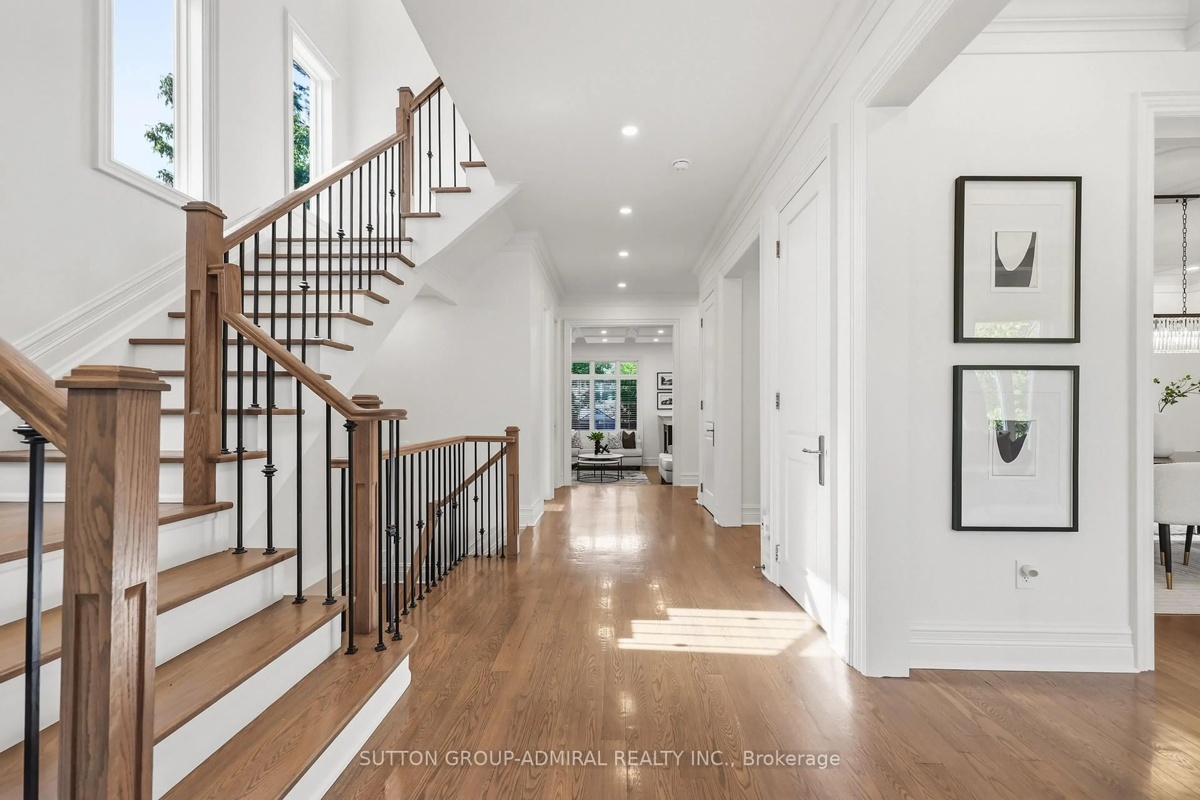 Indoor entryway for 568 Fairlawn Ave, Toronto Ontario M5M 1V6