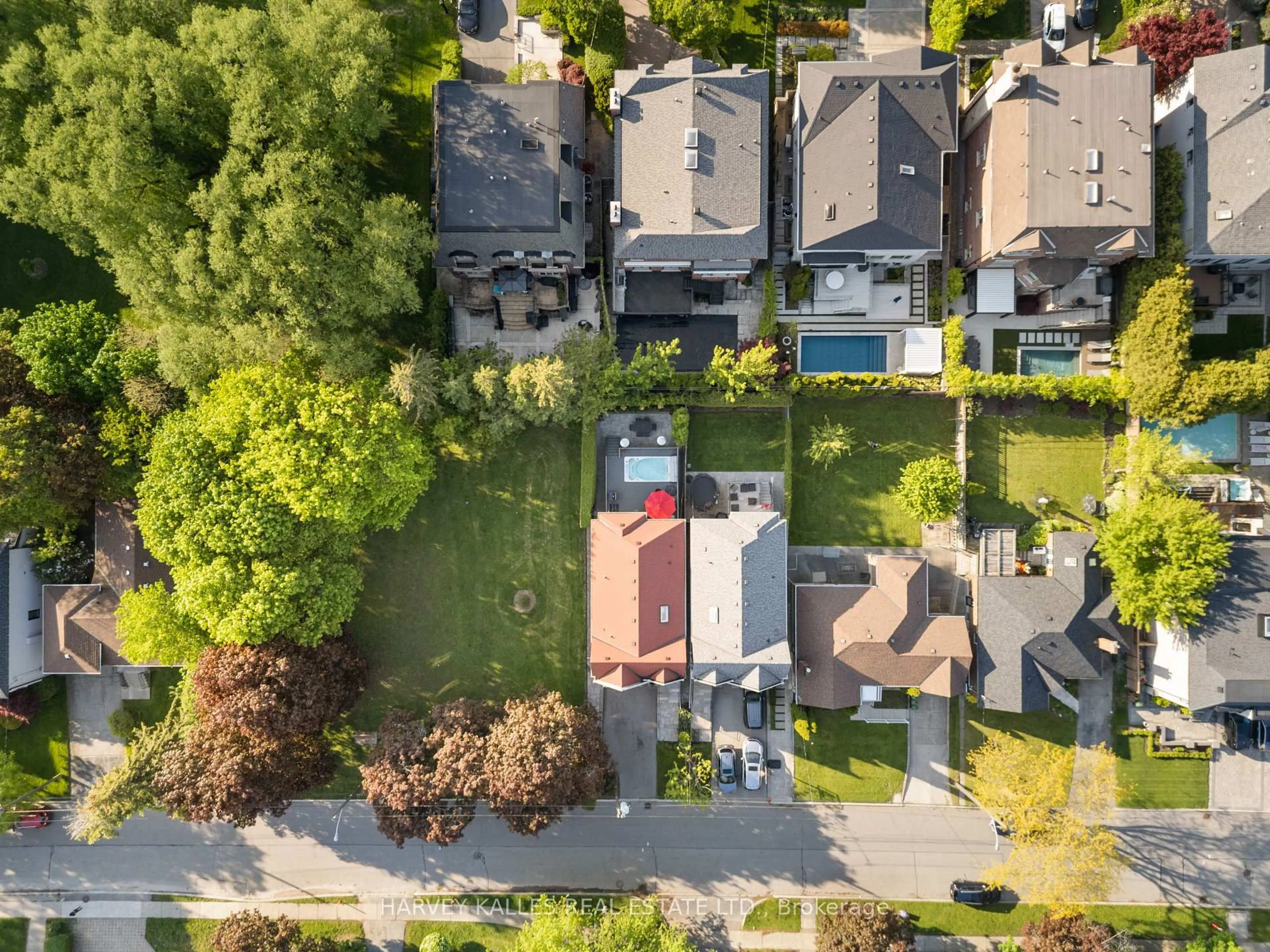 A pic from outside/outdoor area/front of a property/back of a property/a pic from drone, street for 466 Glengarry Ave, Toronto Ontario M5M 1G1