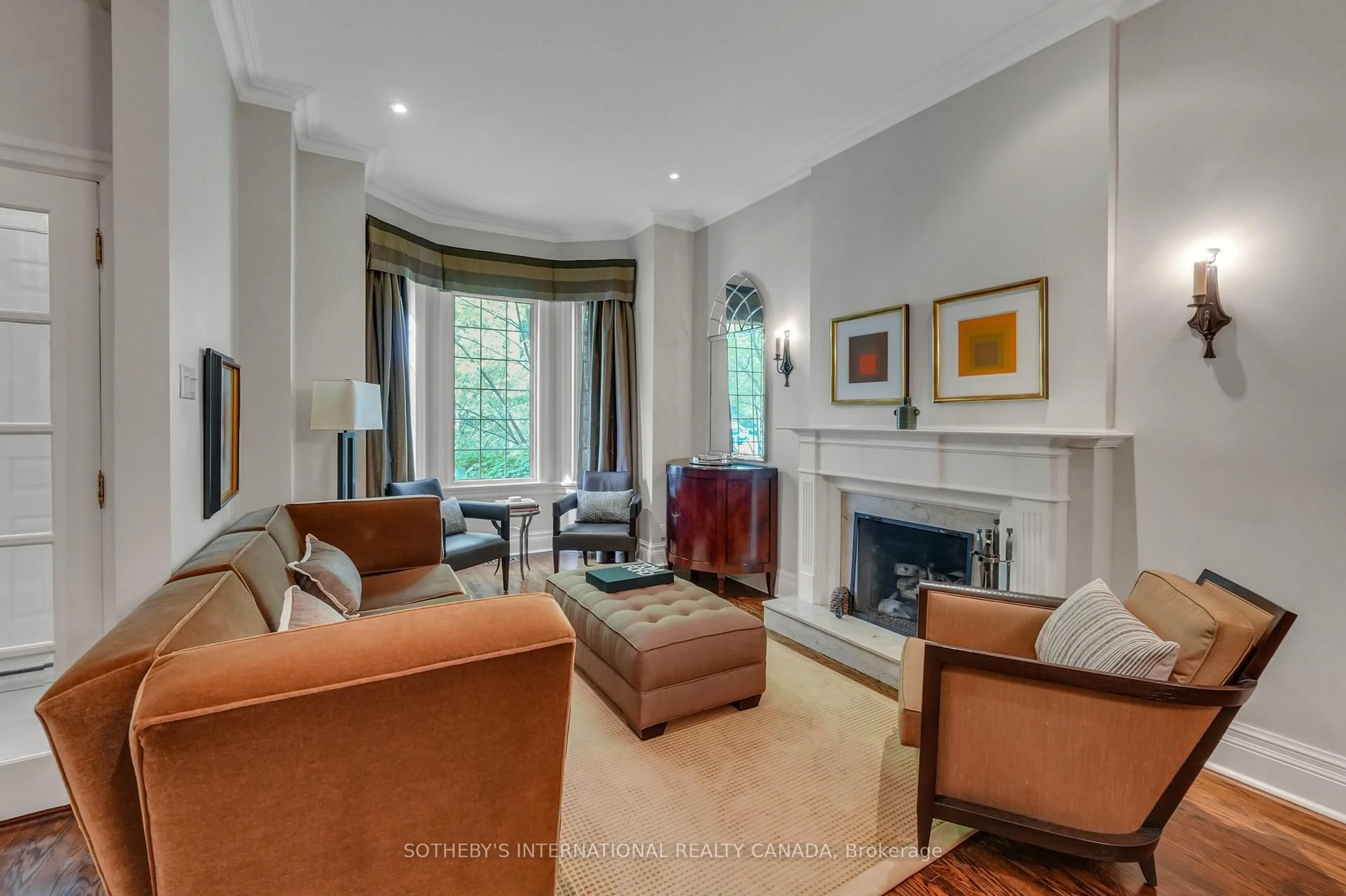 Living room with furniture, unknown for 37 Walker Ave, Toronto Ontario M4V 1G3