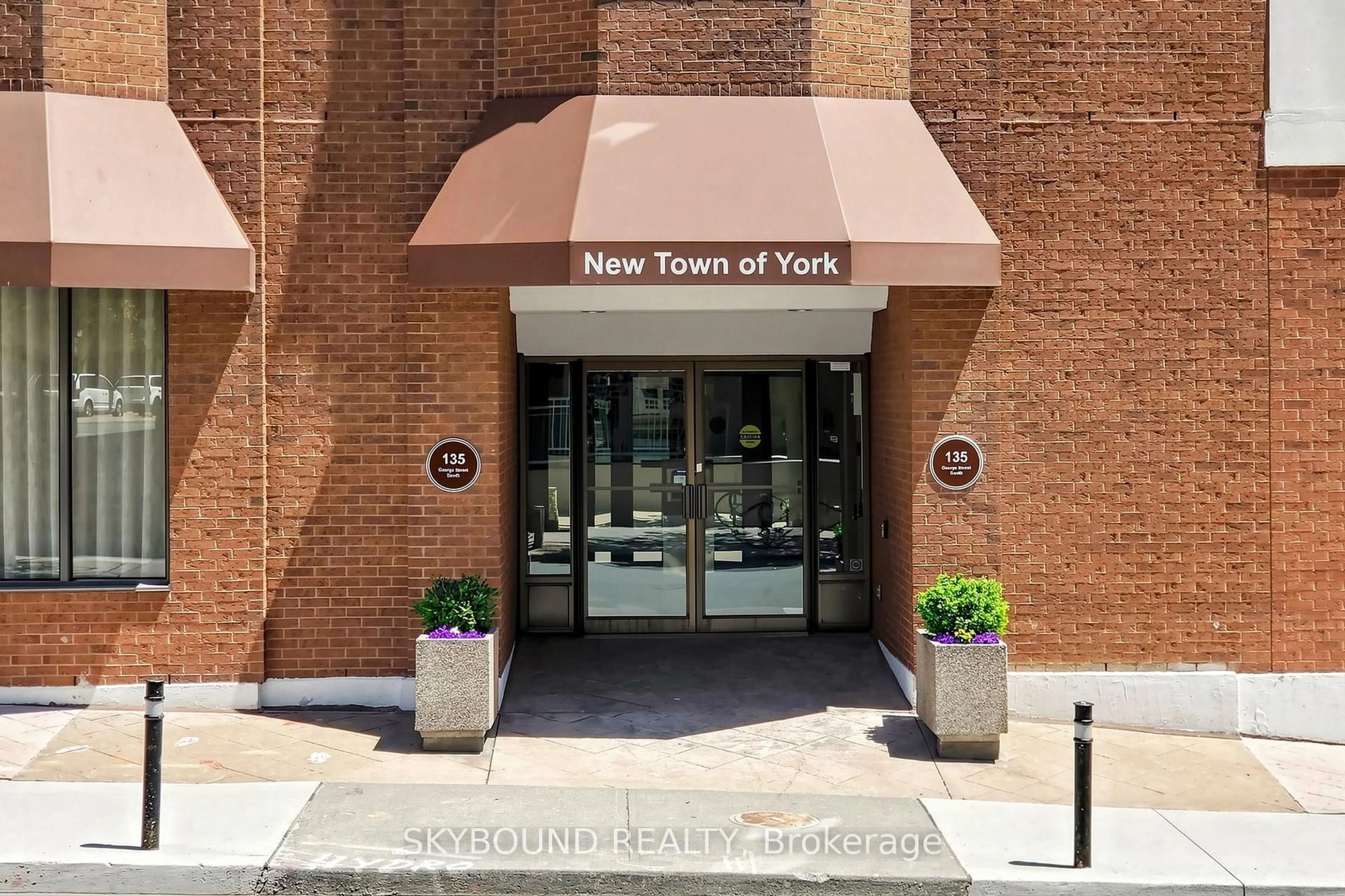 Indoor foyer for 135 George St #401, Toronto Ontario M5A 4E8
