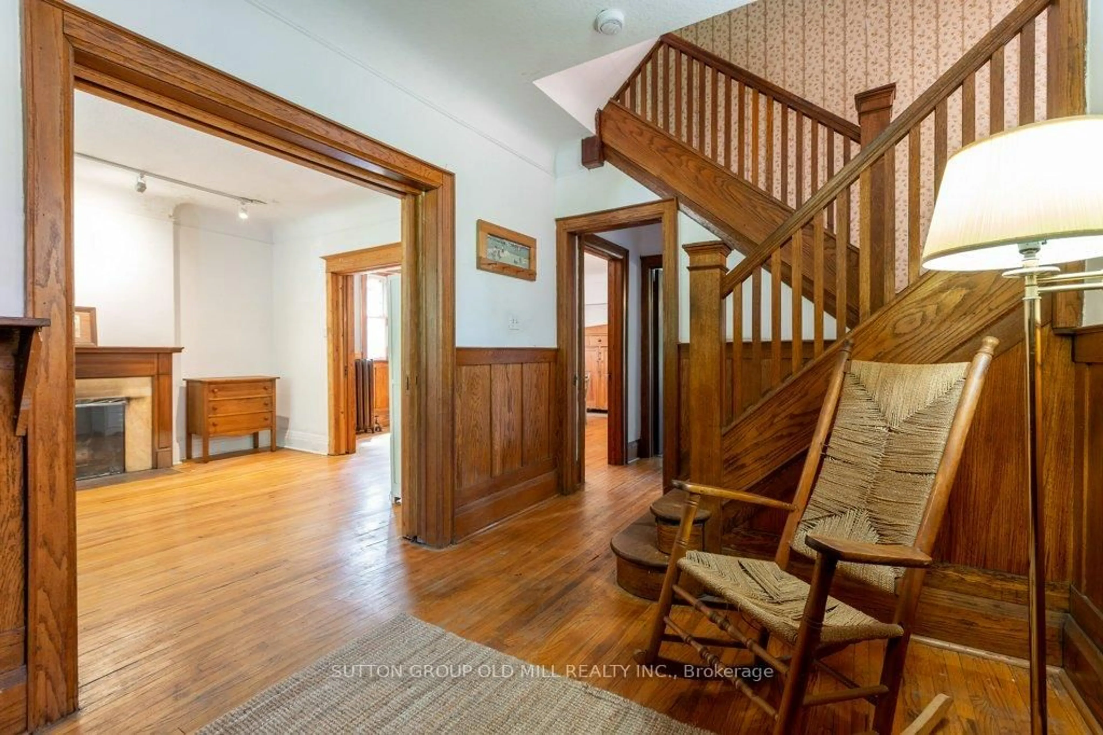 Indoor foyer for 19 Biggar Ave, Toronto Ontario M6H 2N5