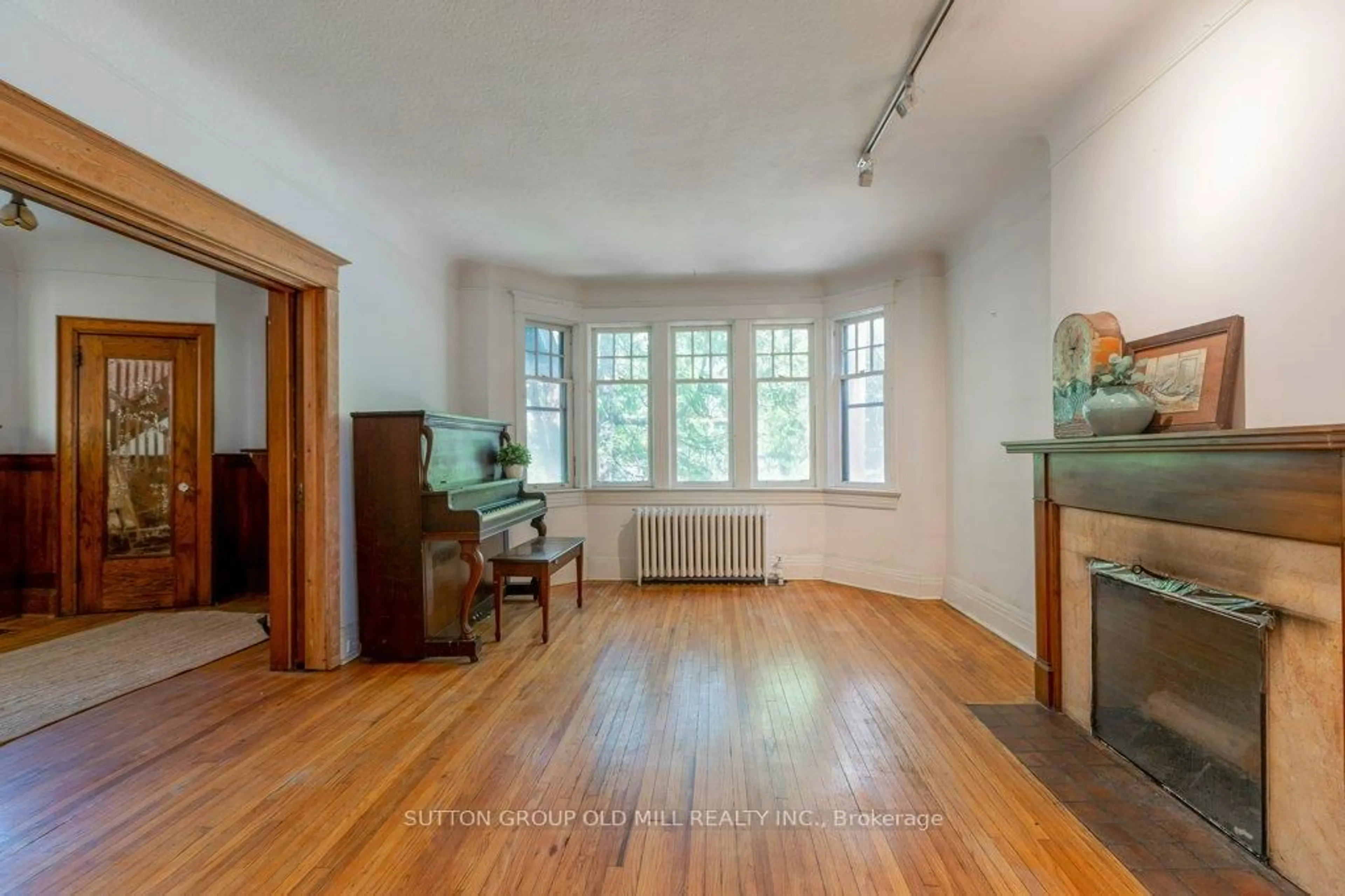 Unknown for 19 Biggar Ave, Toronto Ontario M6H 2N5