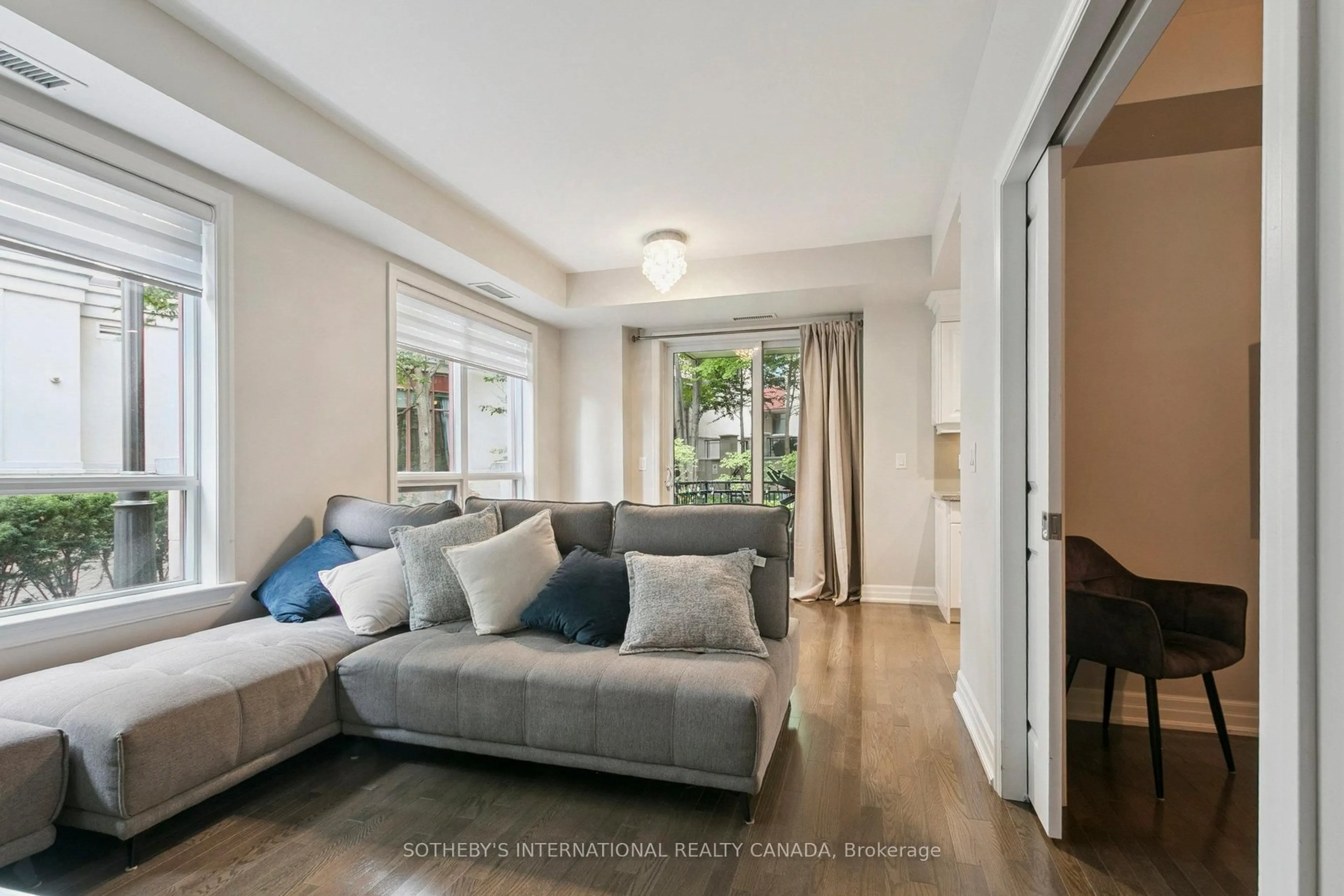 Living room with furniture, unknown for 15 Rean Dr #102, Toronto Ontario M2K 0A7