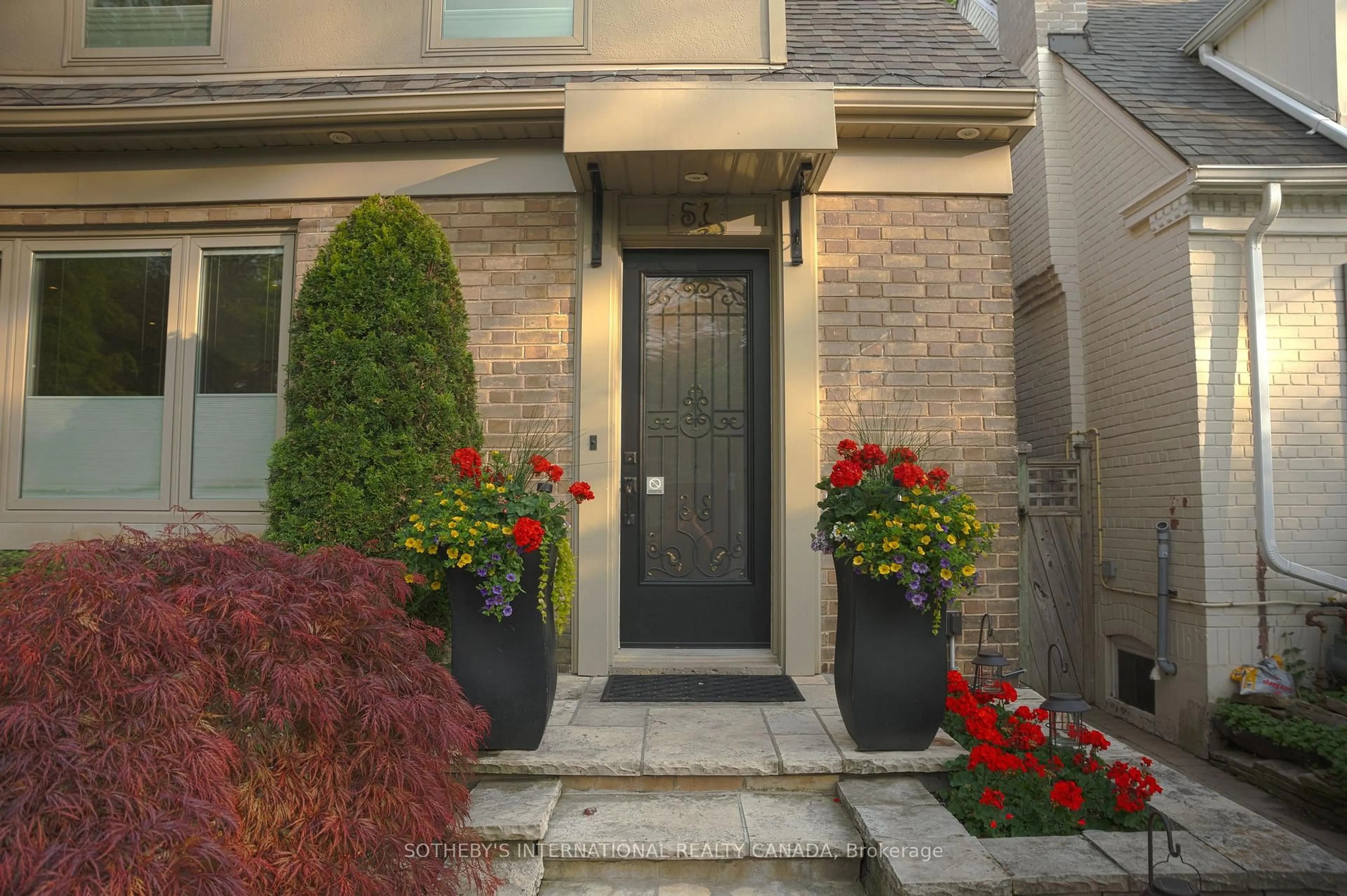 Indoor entryway for 51 Fairfield Rd, Toronto Ontario M4P 1T1