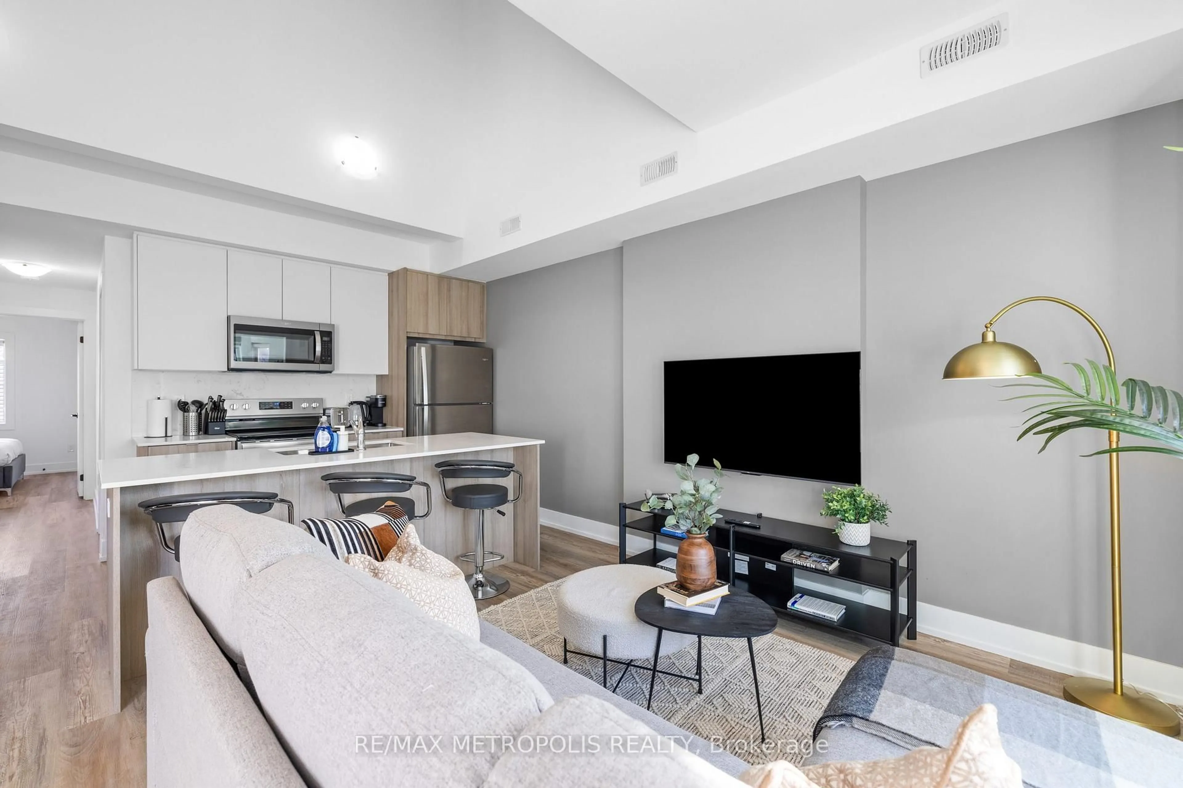 Living room with furniture, unknown for 449 Lansdowne Ave, Toronto Ontario M6H 3Y2