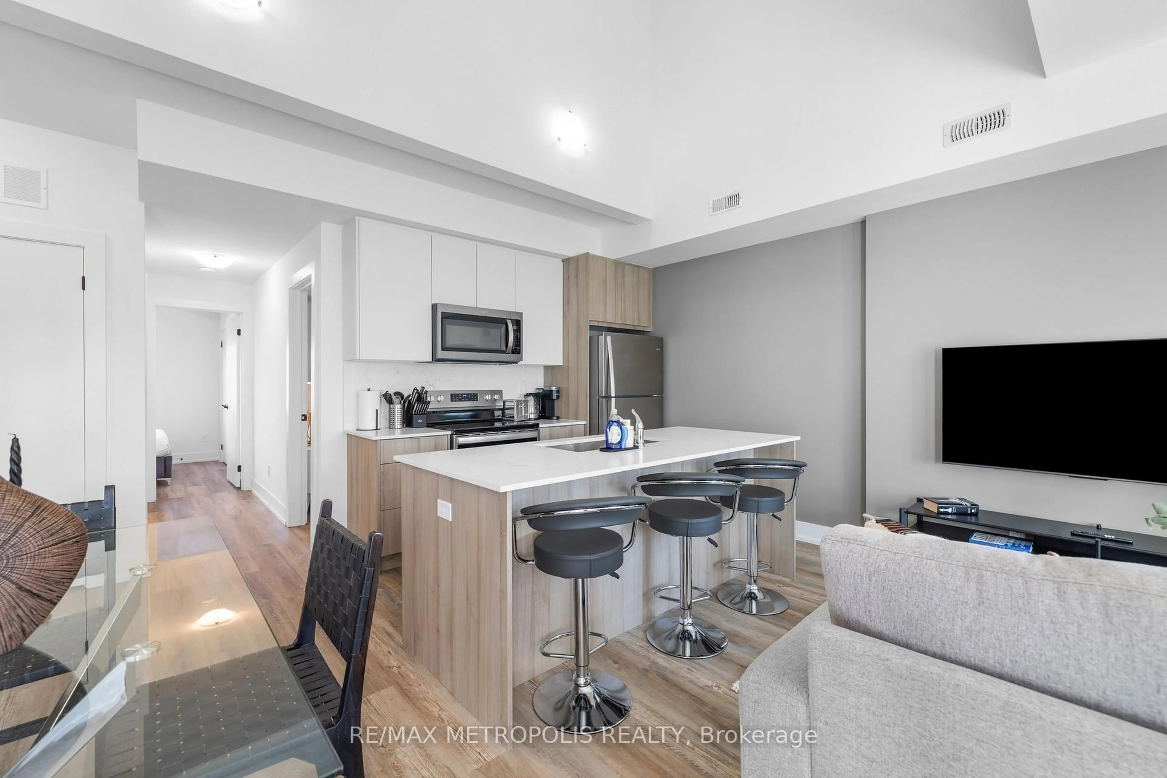 Open concept kitchen, unknown for 449 Lansdowne Ave, Toronto Ontario M6H 3Y2